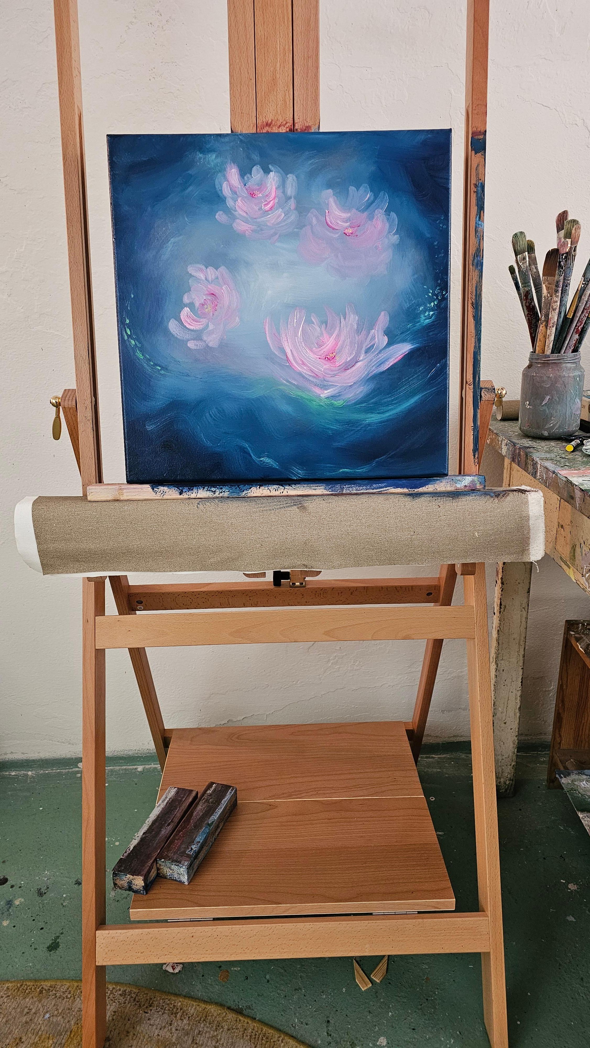 Nénuphar ange - Peinture abstraite de nénuphars bleu et rose vibrant - Violet Abstract Painting par Jennifer L. Baker