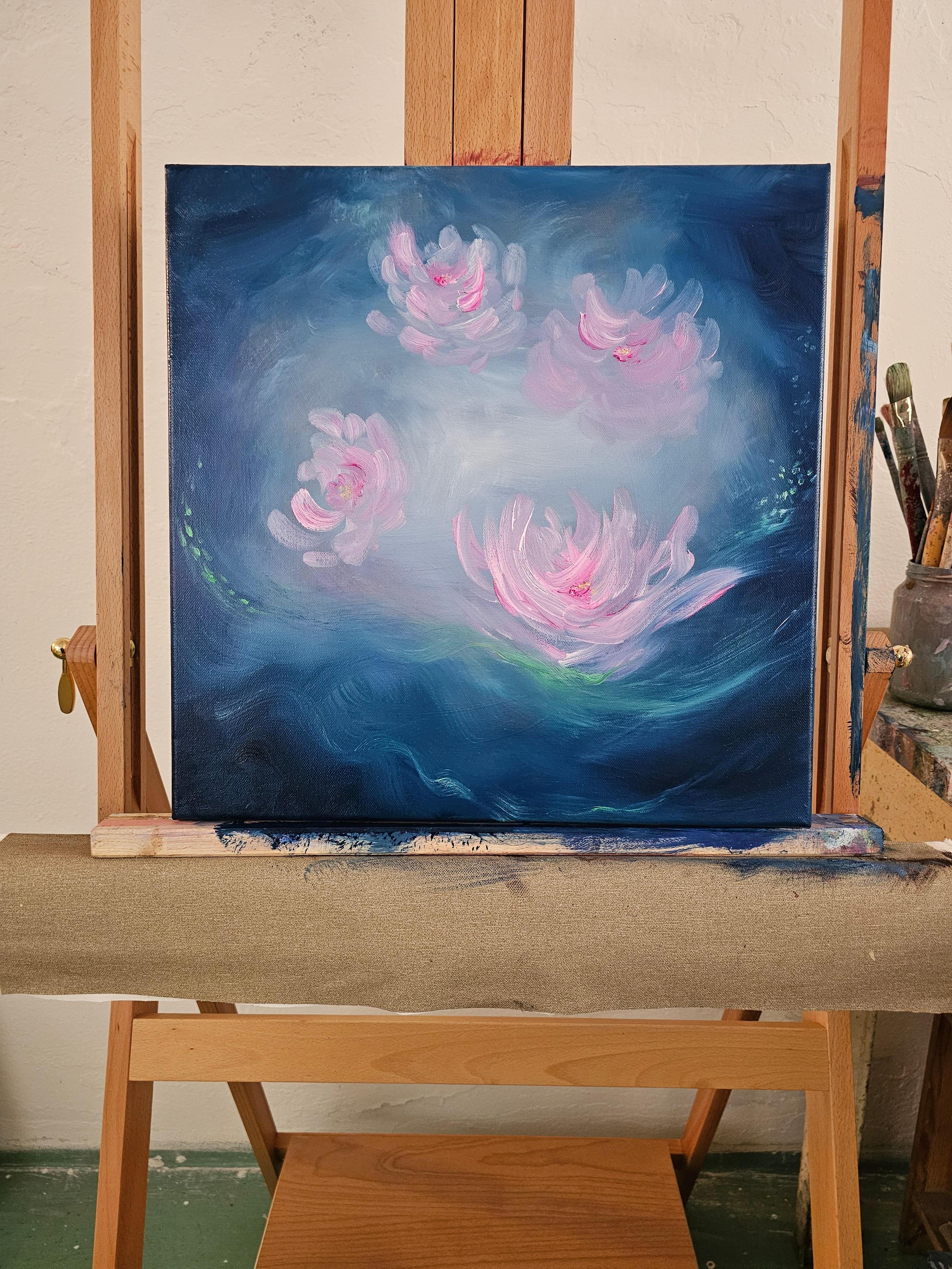 Une peinture de ma Collection Sal, inspirée par une saison de défi et de dépassement du cancer, un voyage marqué par de nombreux anges le long du chemin. Une palette brillante de bleu outremer et de rose, des nénuphars texturés, expressionnistes et