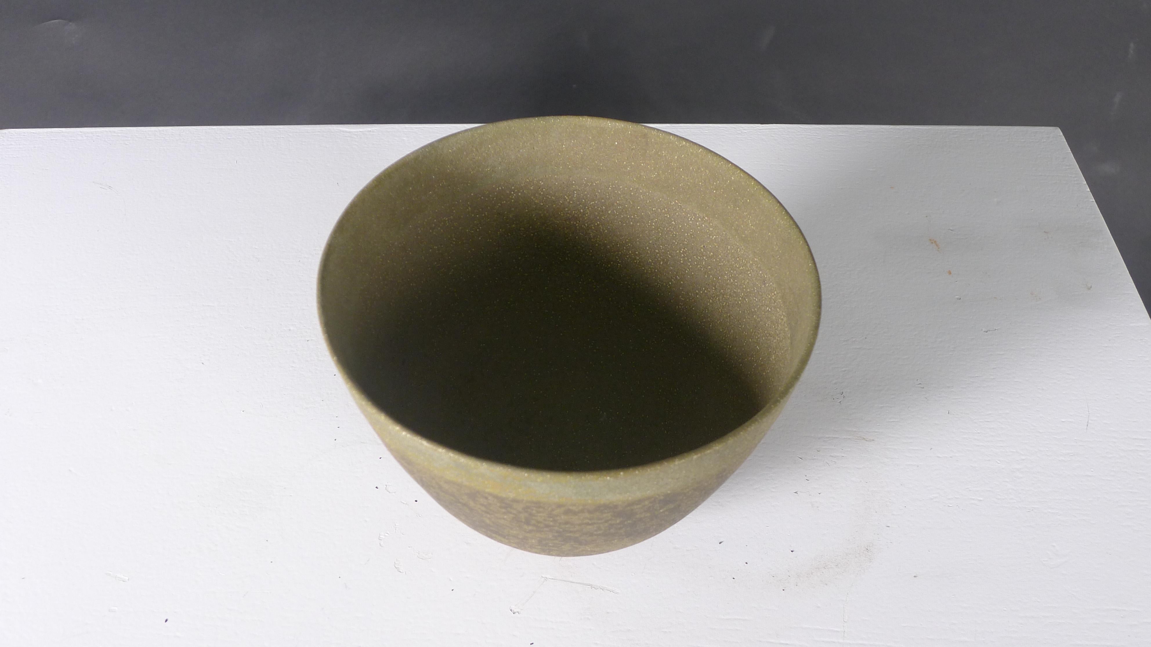 Late 20th Century Jennifer Lee, Stunning Deep Stoneware Bowl, signed, created in 1989 For Sale