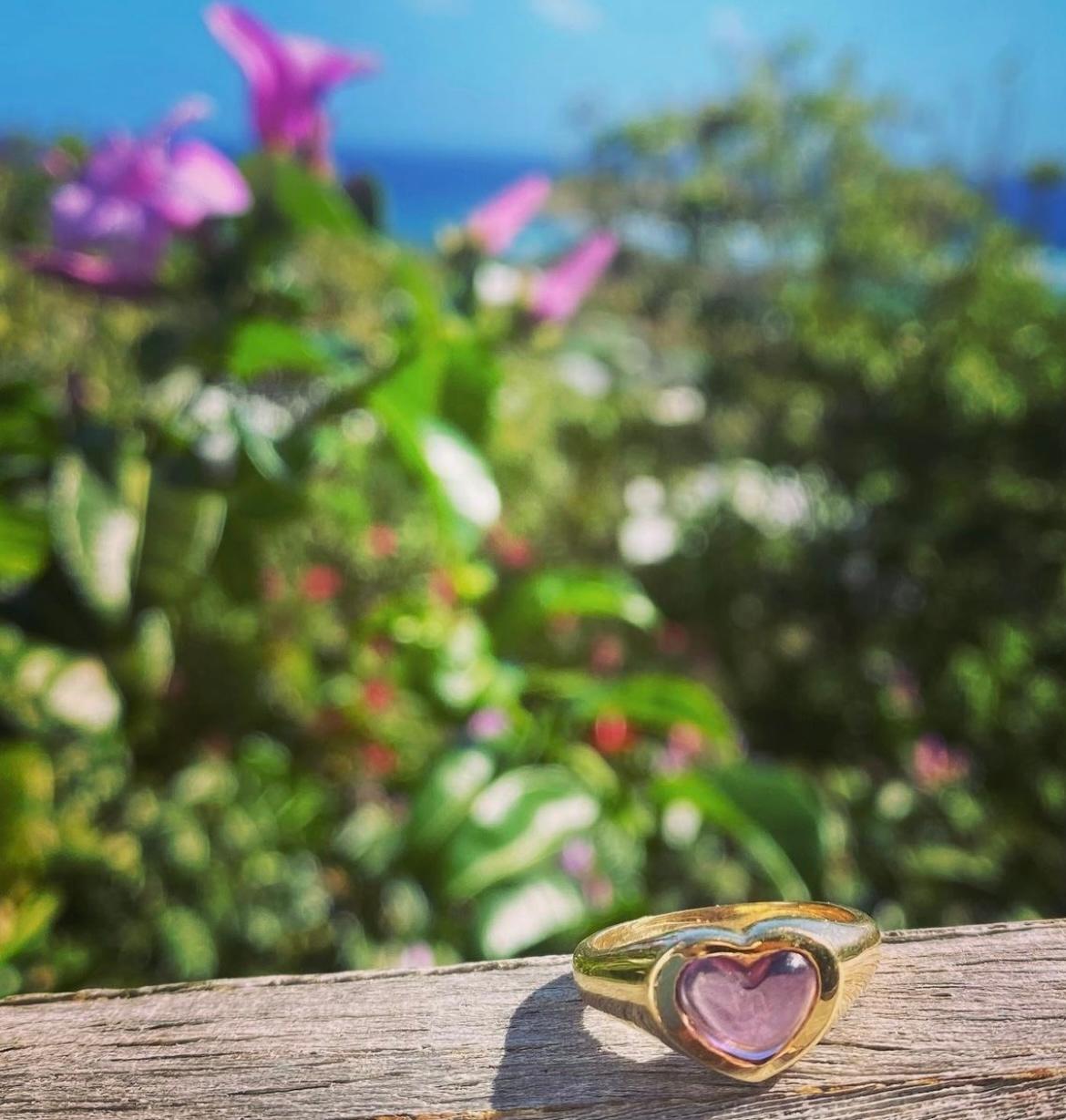Contemporary Jennifer Liang 14 KT Gold Amethyst Heart Signet Ring with Amethyst For Sale