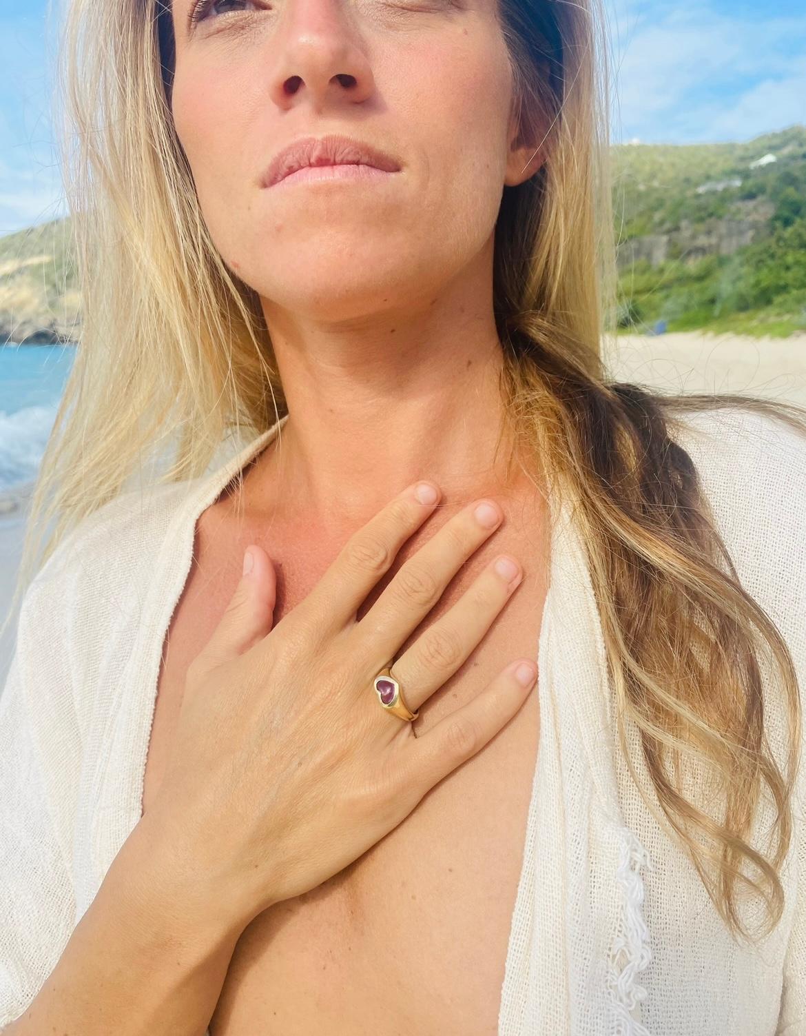 Cabochon Jennifer Liang 14 KT Gold Amethyst Heart Signet Ring with Amethyst For Sale