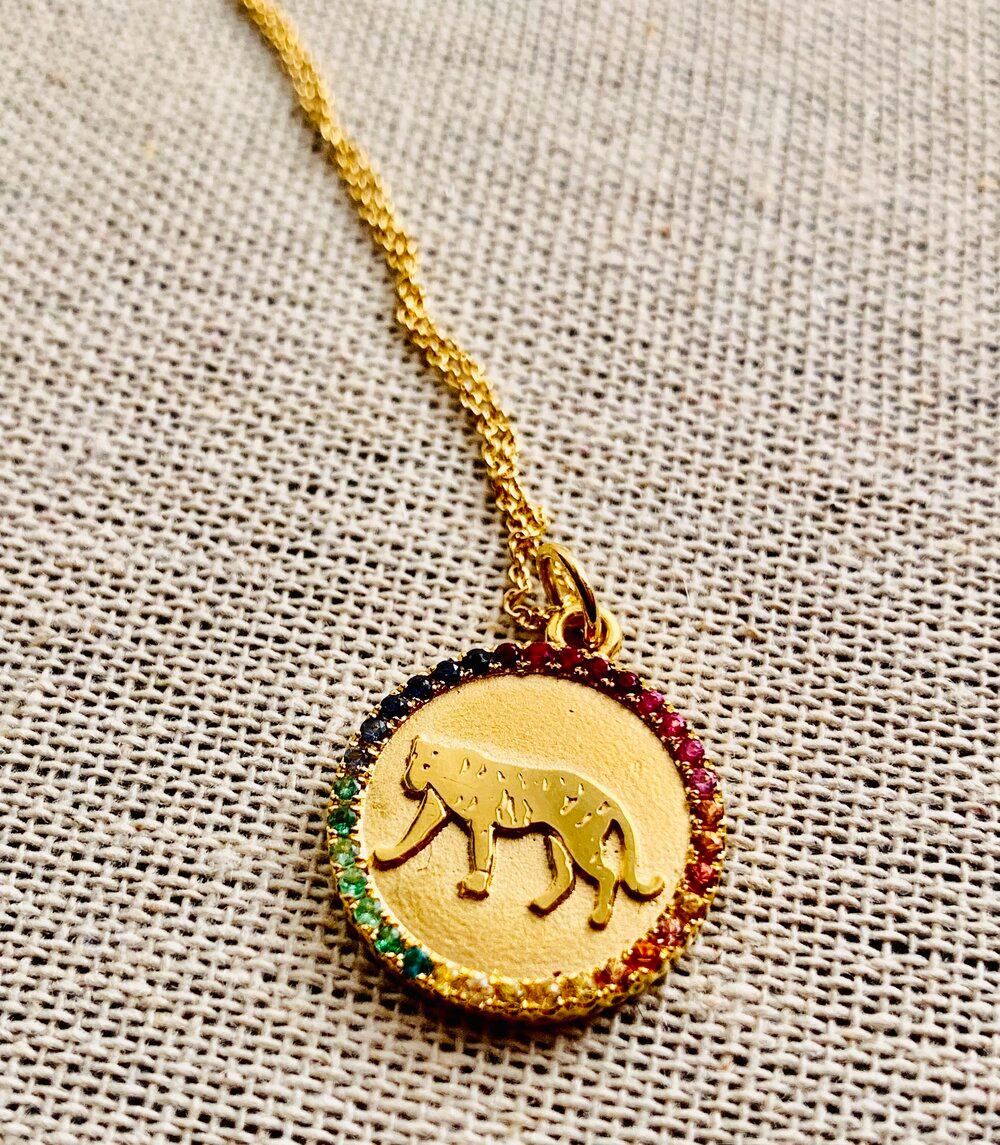 Jennifer Liang 14 KT Gold Chinesisches Zodiac Tiger Medaillon mit Regenbogen Saphiren (Rosenschliff) im Angebot