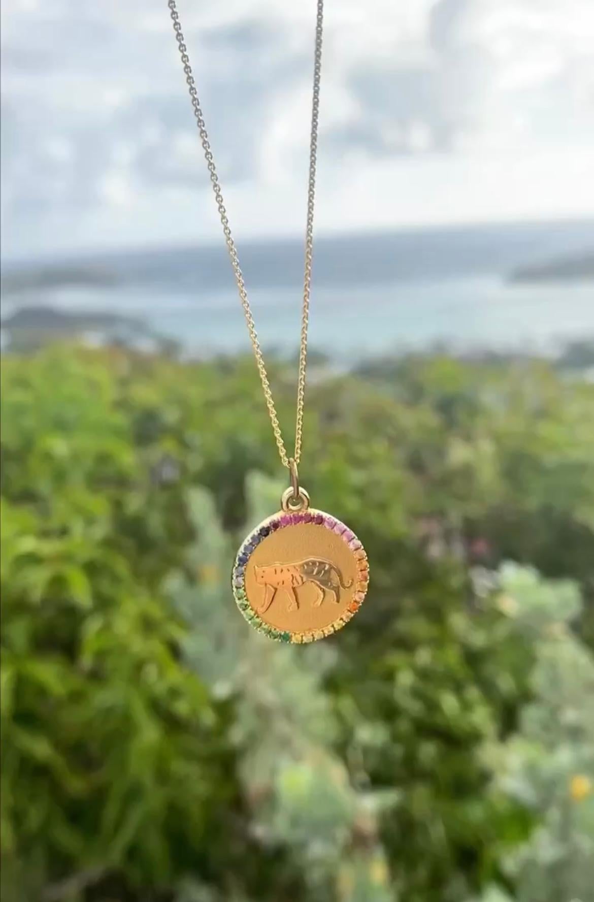 Jennifer Liang 14 KT Gold Chinesisches Zodiac Tiger Medaillon mit Regenbogen Saphiren im Zustand „Neu“ im Angebot in New York, NY