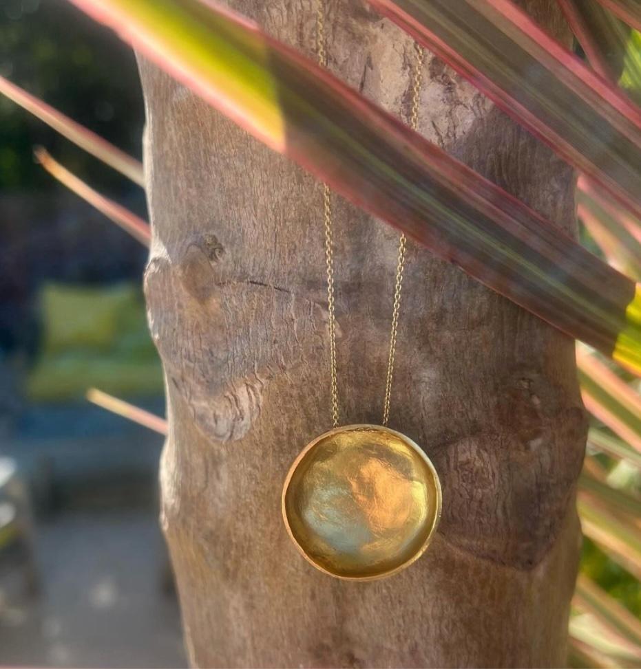 Contemporaneo Ciondolo con luna piena in oro 14 KT di Jennifer Liang in vendita