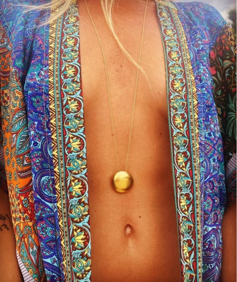 Ciondolo con luna piena in oro 14 KT di Jennifer Liang In condizioni Nuovo in vendita a New York, NY