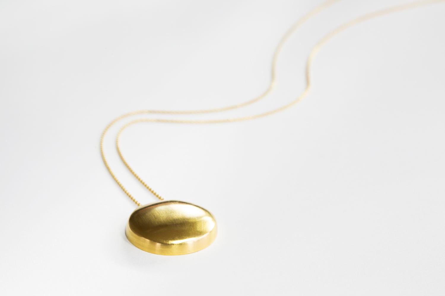 Donna Ciondolo con luna piena in oro 14 KT di Jennifer Liang in vendita