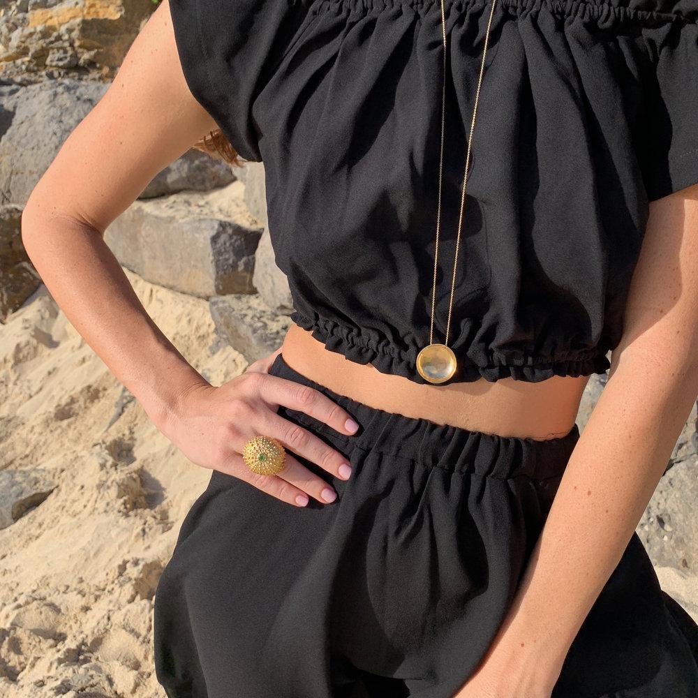 Ciondolo con luna piena in oro 14 KT di Jennifer Liang in vendita 1