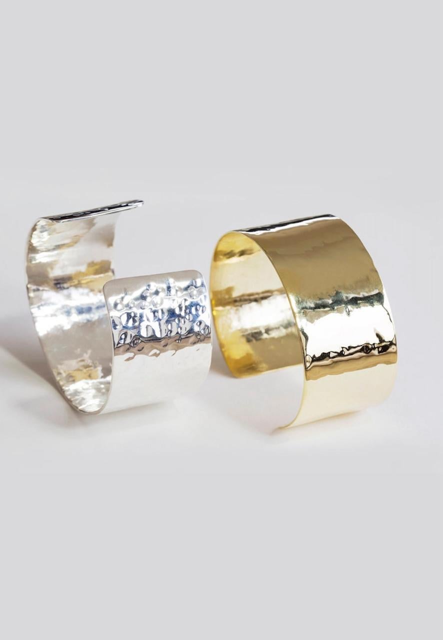Manchette martelée proposée en or 14kt. L'or 18kt est disponible sur demande. 