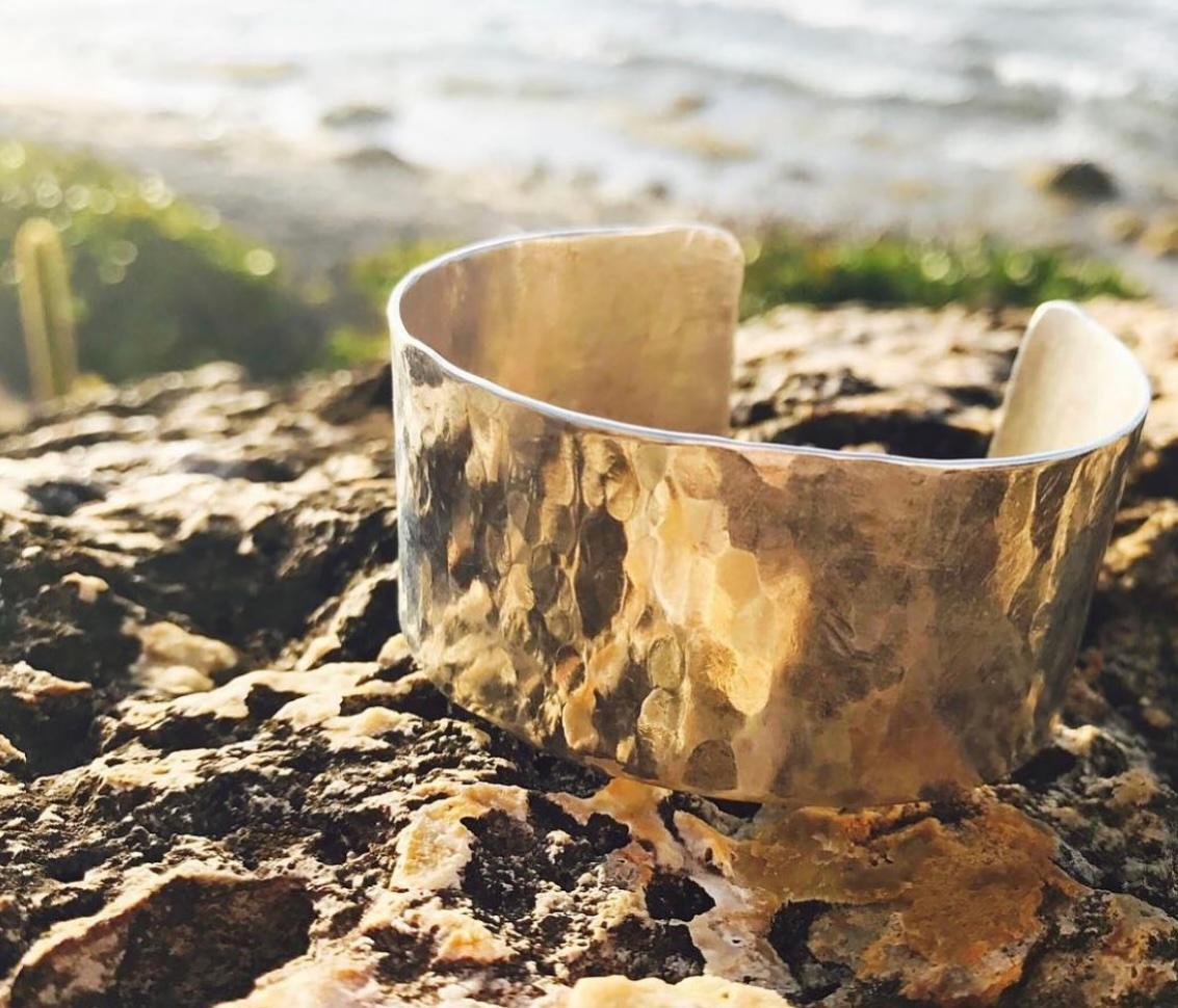Jennifer Liang Manchette martelée en or 14 KT Neuf - En vente à New York, NY
