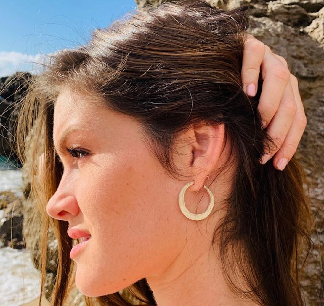 Orecchini a cerchio in oro 14 KT Jennifer Liang In condizioni Nuovo in vendita a New York, NY