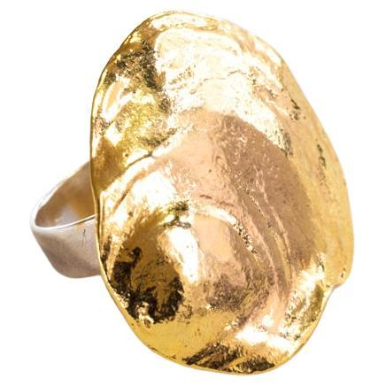 Anello con conchiglia disponibile in 14kt con fascia in oro da 2mm. L'oro 18kt e 22kt sono disponibili su richiesta. 