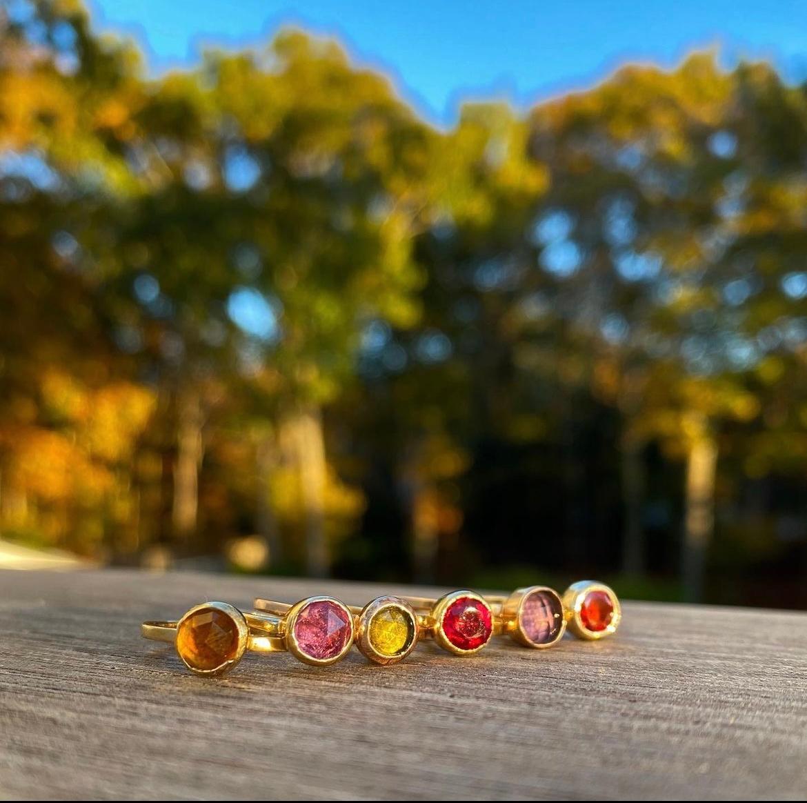 Contemporain Jennifer Liang, bague empilable en or 14 KT avec spinelle rouge en vente