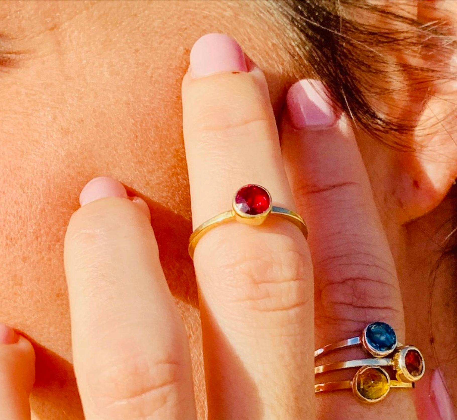 Jennifer Liang, bague empilable en or 14 KT avec spinelle rouge Neuf - En vente à New York, NY