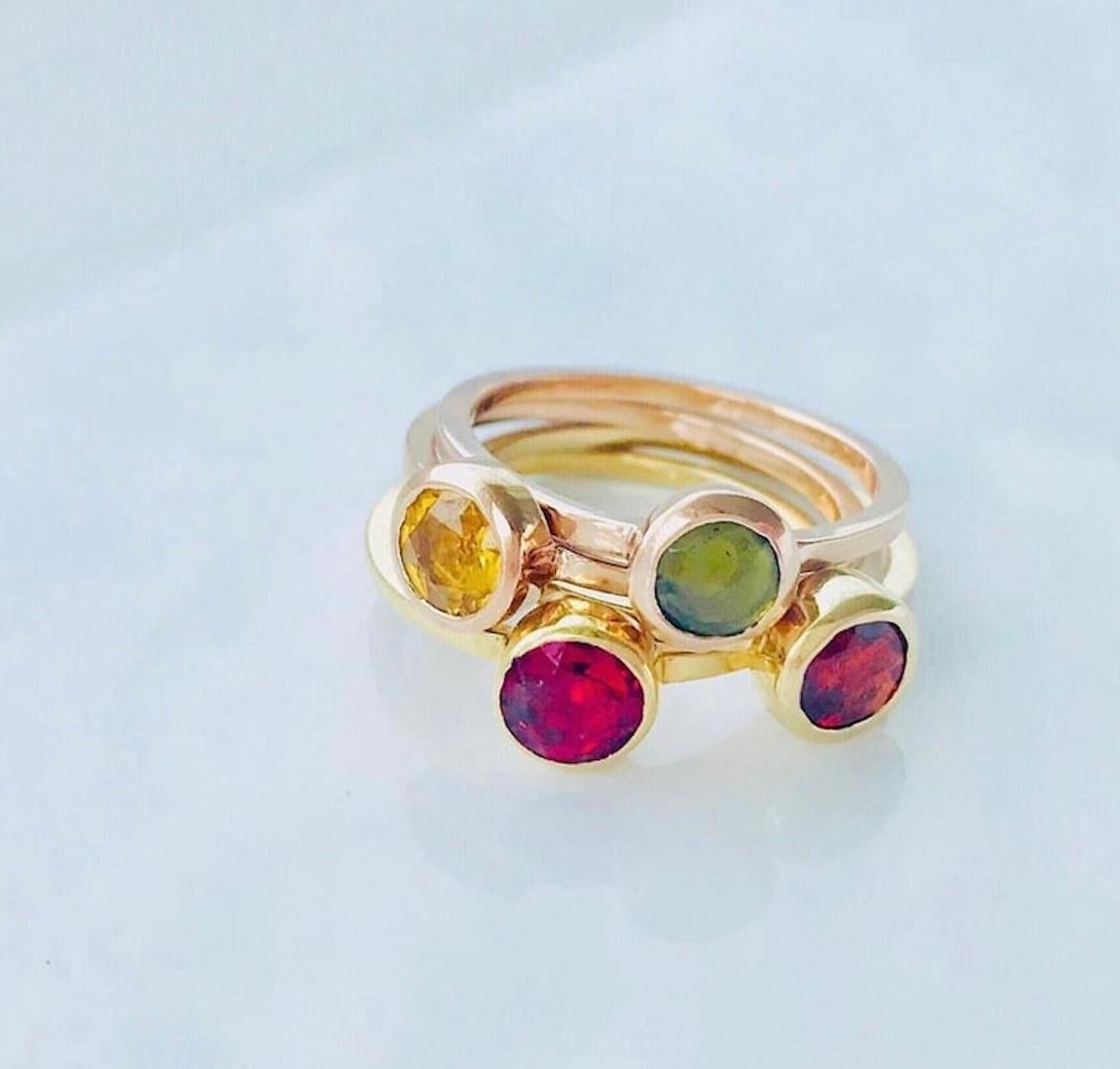 Taille rose Jennifer Liang, bague empilable en or 14 KT avec spinelle rouge en vente