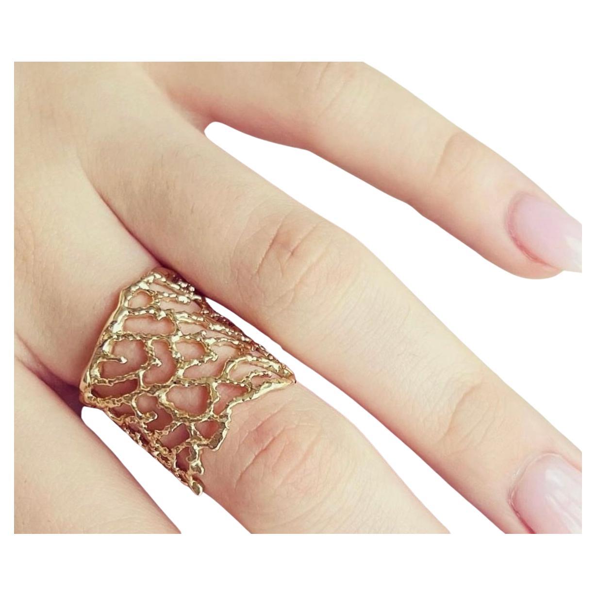 Ispirato alla magia del mare e all'intricatezza dei disegni di Nature, il nostro bracciale ad anello a ventaglio è scolpito a mano nella cera e fuso in oro o argento.