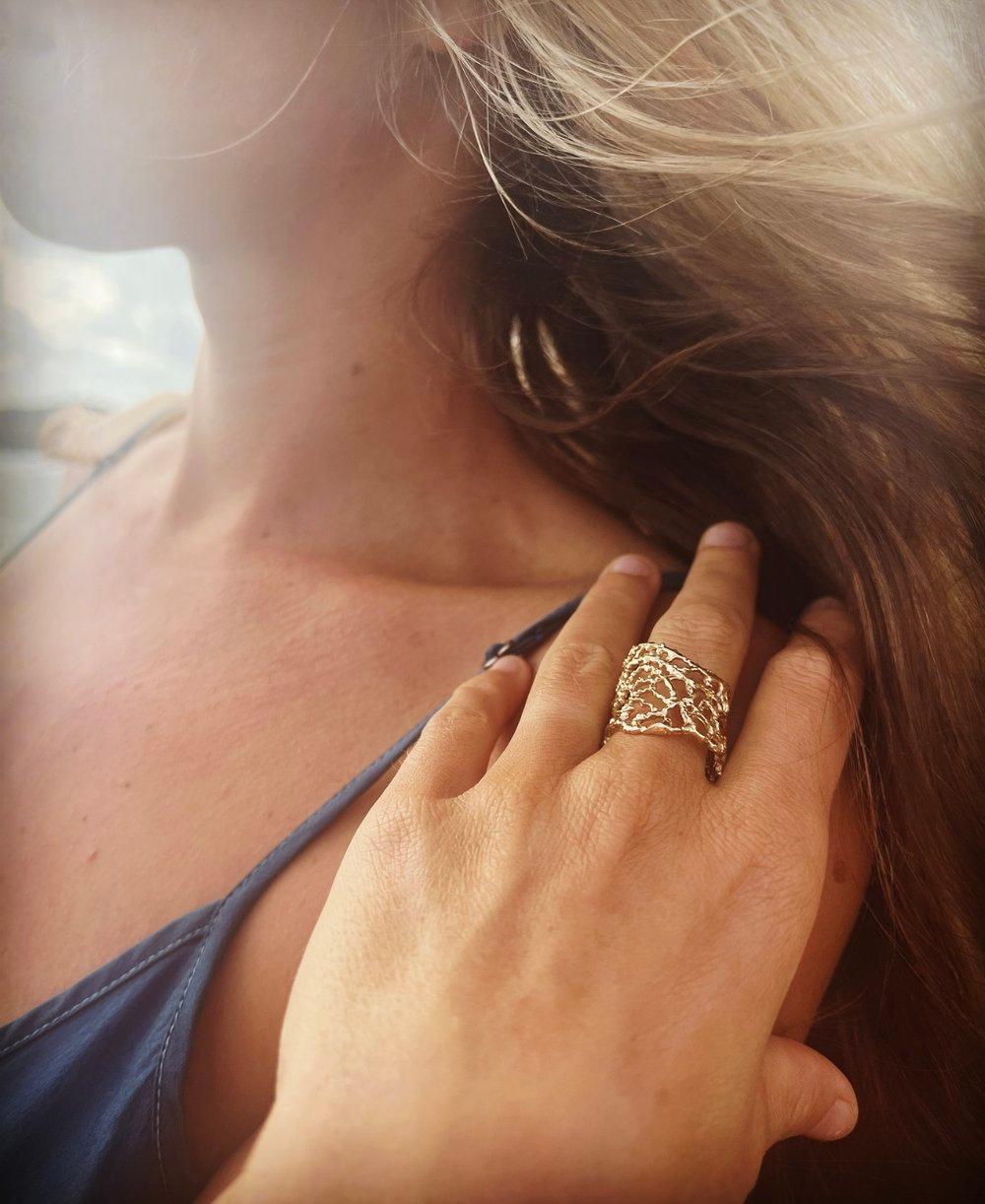 Anello a ventaglio in oro 14 KT di Jennifer Liang In condizioni Nuovo in vendita a New York, NY