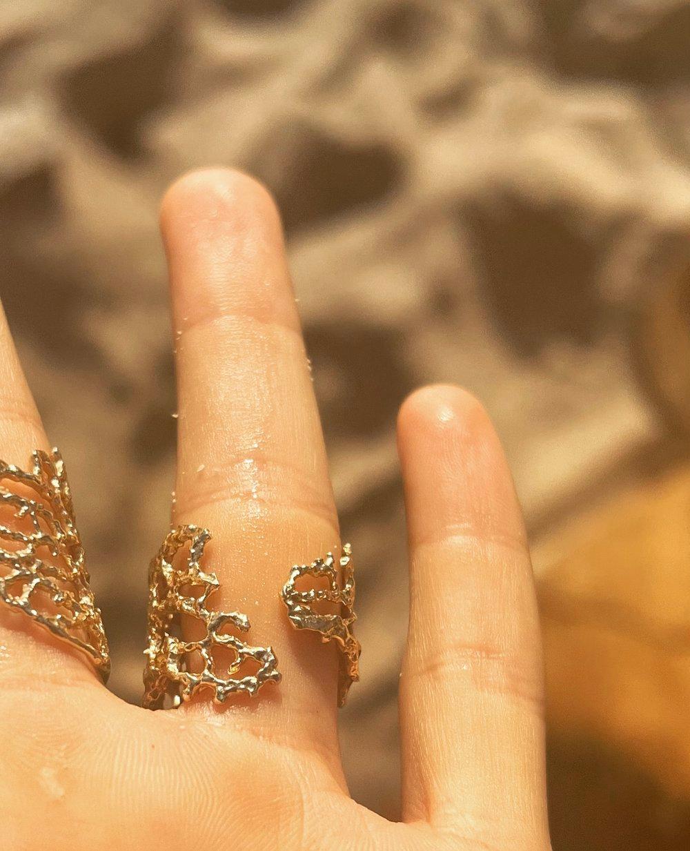 Donna Anello a ventaglio in oro 14 KT di Jennifer Liang in vendita