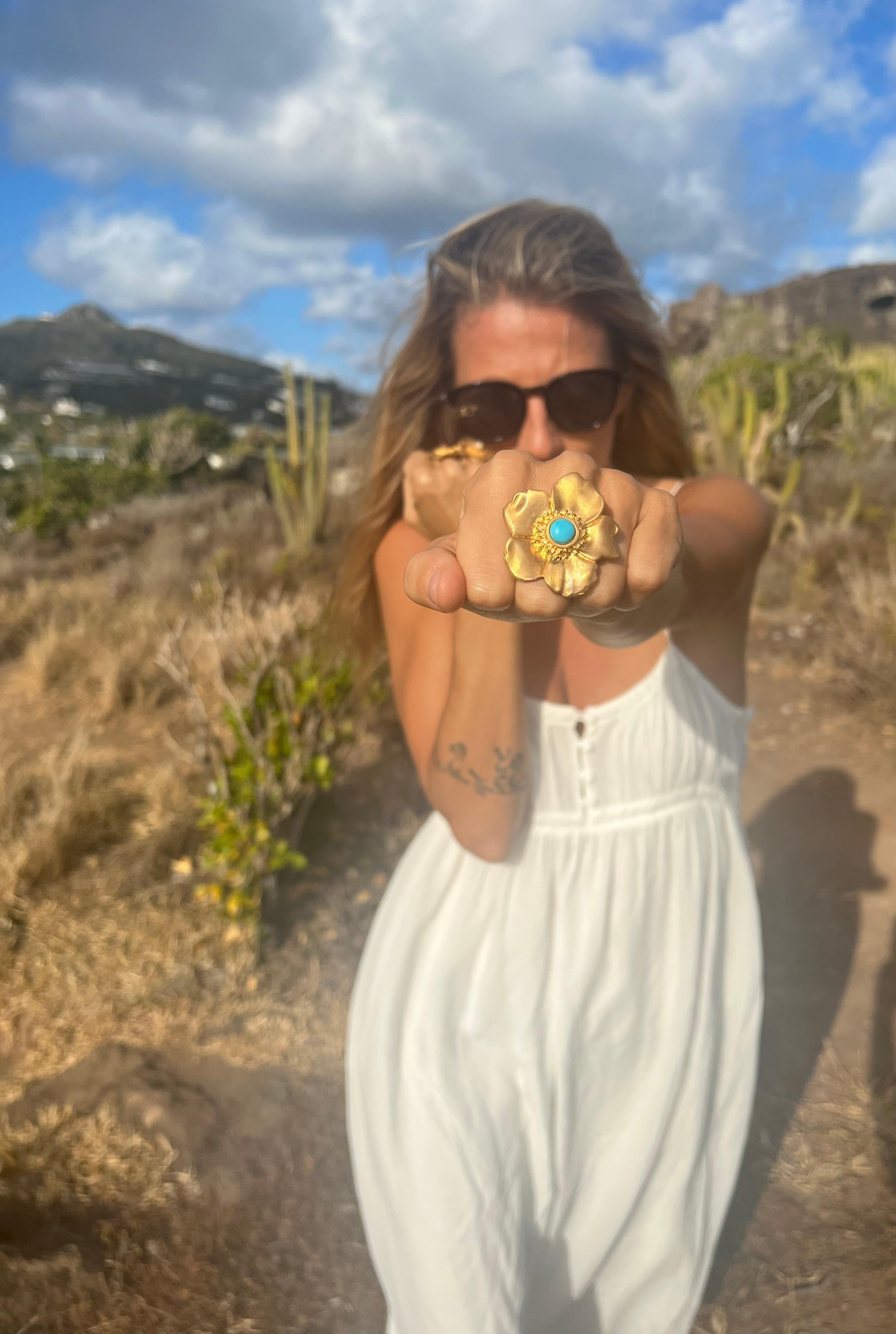Donna Jennifer Liang Anello grande in oro 14 KT con gemma camelia in turchese in vendita