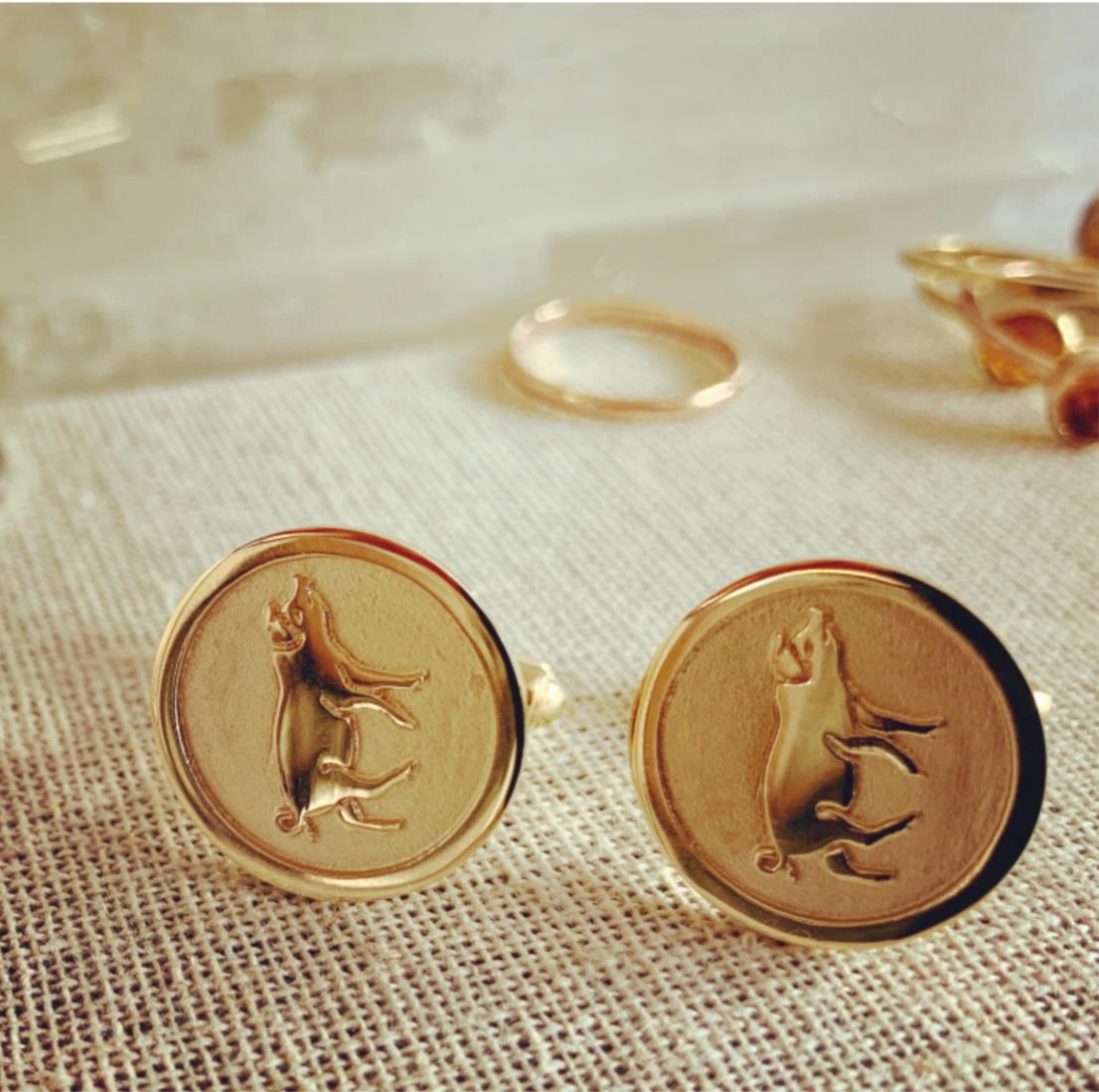I gemelli animali sono scolpiti a mano nella cera e fusi in oro 14 kt o argento sterling e rappresentano uno dei dodici segni animali dello Zodiaco cinese.  Ogni gemello ha una dimensione di circa 18 mm (dimensioni dime).