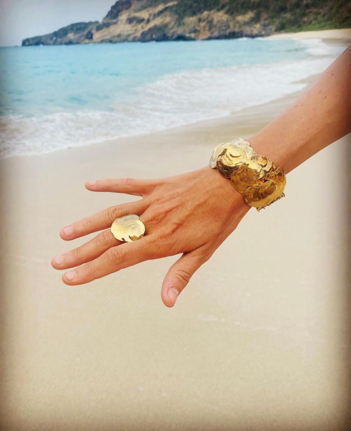 Contemporaneo Jennifer Liang Bracciale con conchiglia in oro vermeil in vendita