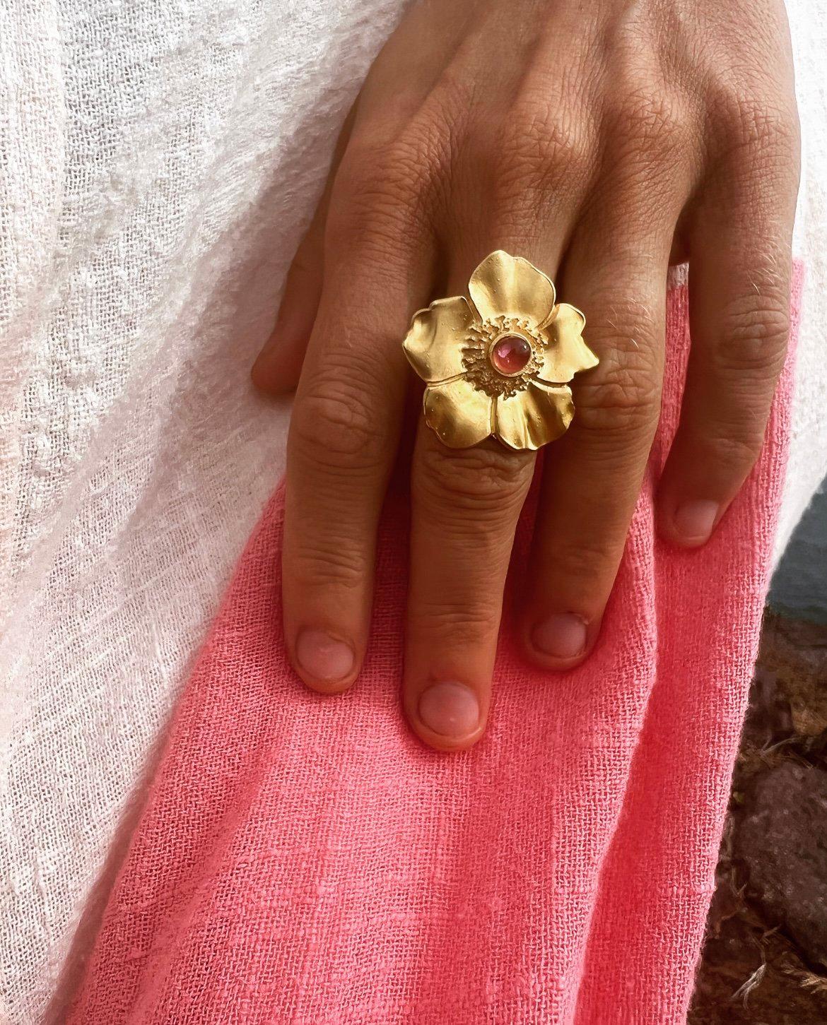 Jennifer Liang Small Anello con gemma camelia in oro 14 KT e tormalina rosa In condizioni Nuovo in vendita a New York, NY