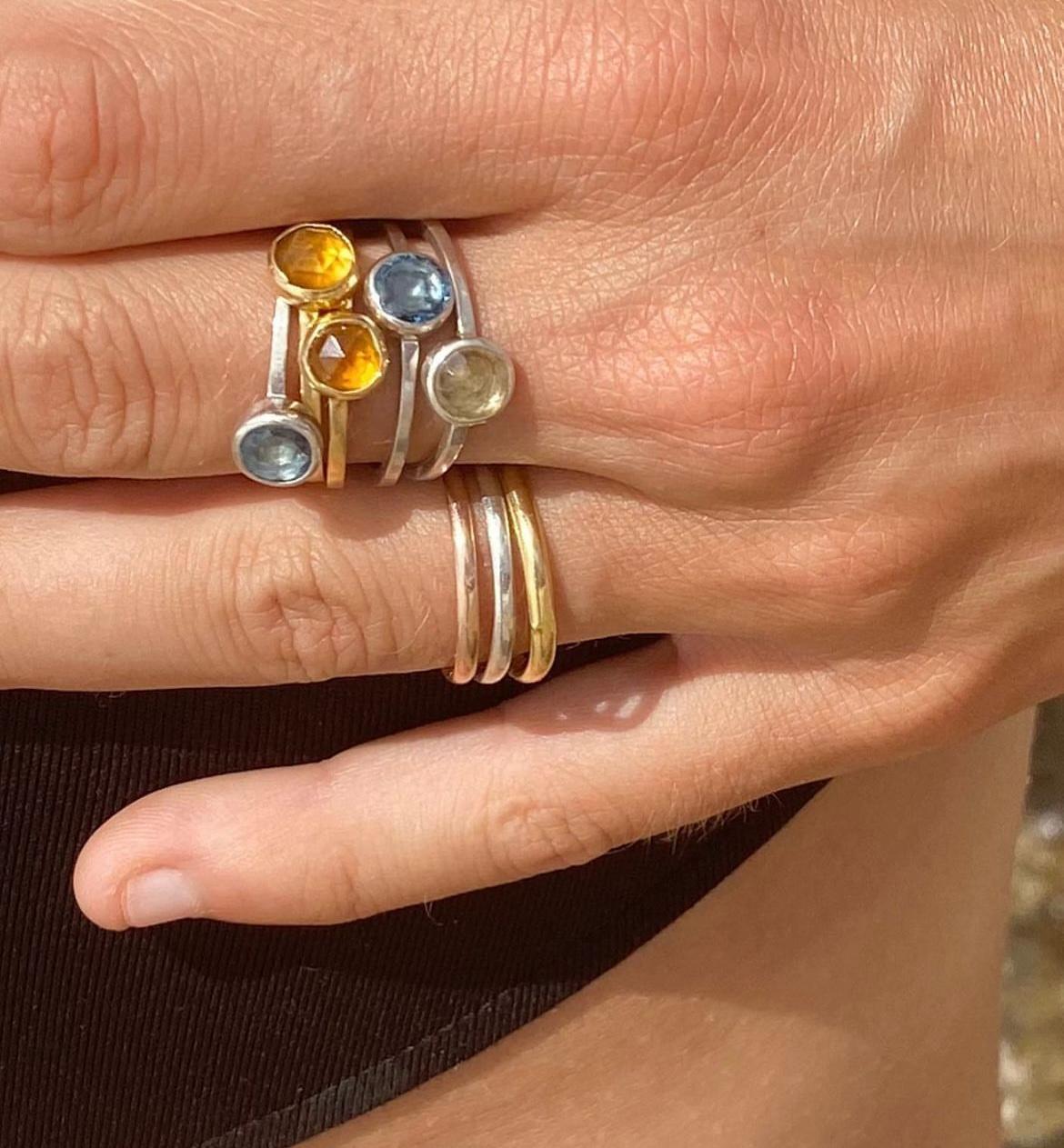 Das Trio umfasst Gelbgold, Roségold und Sterlingsilber.

Gelb- und Roségold sind 14kt. 18kt Gold ist auf Anfrage erhältlich. 