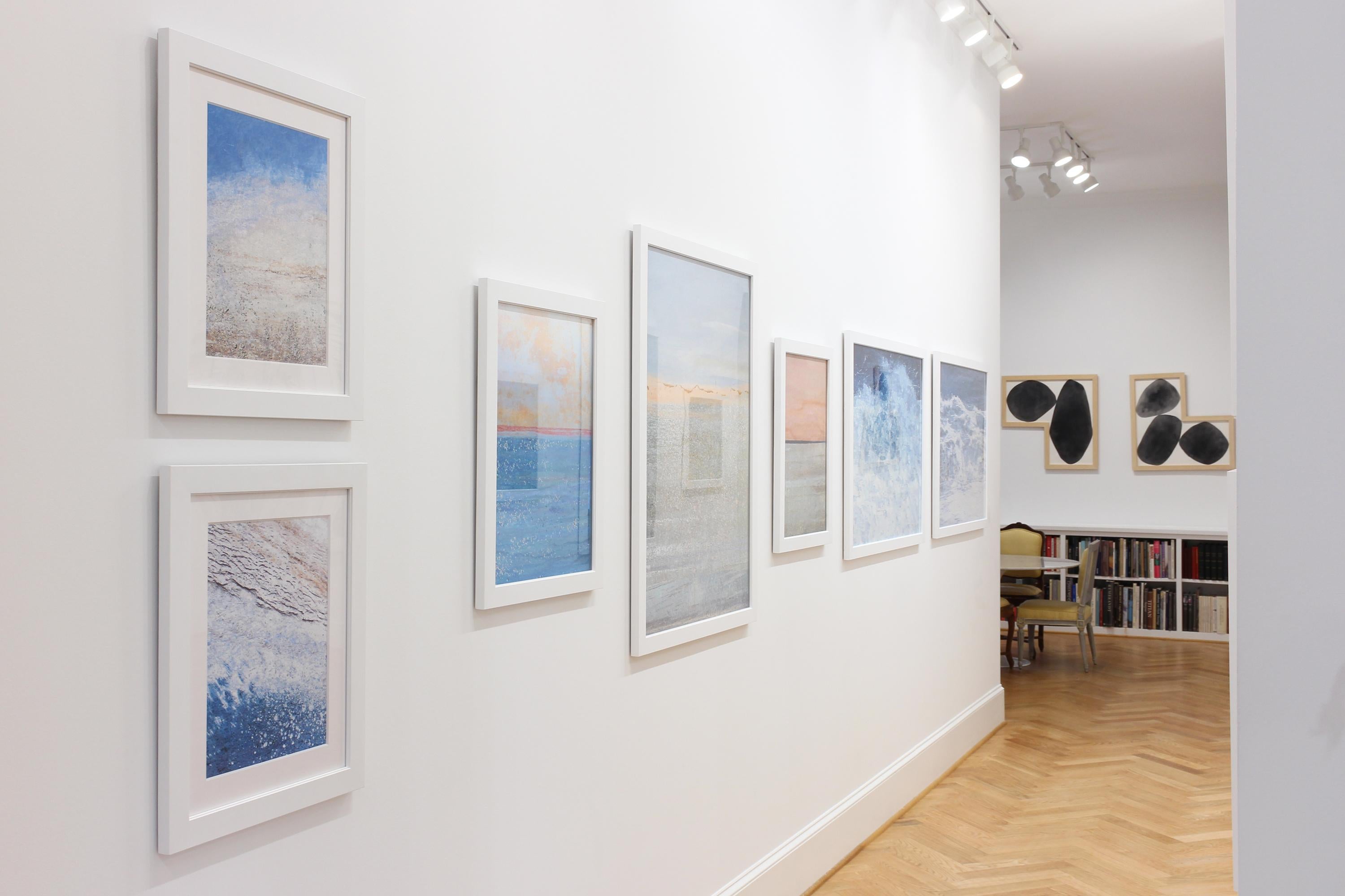 Consumo Incontenido: Acuarelas - foto compuesta, paisaje de playa, paisaje - Photograph Contemporáneo de Jennifer McKinnon