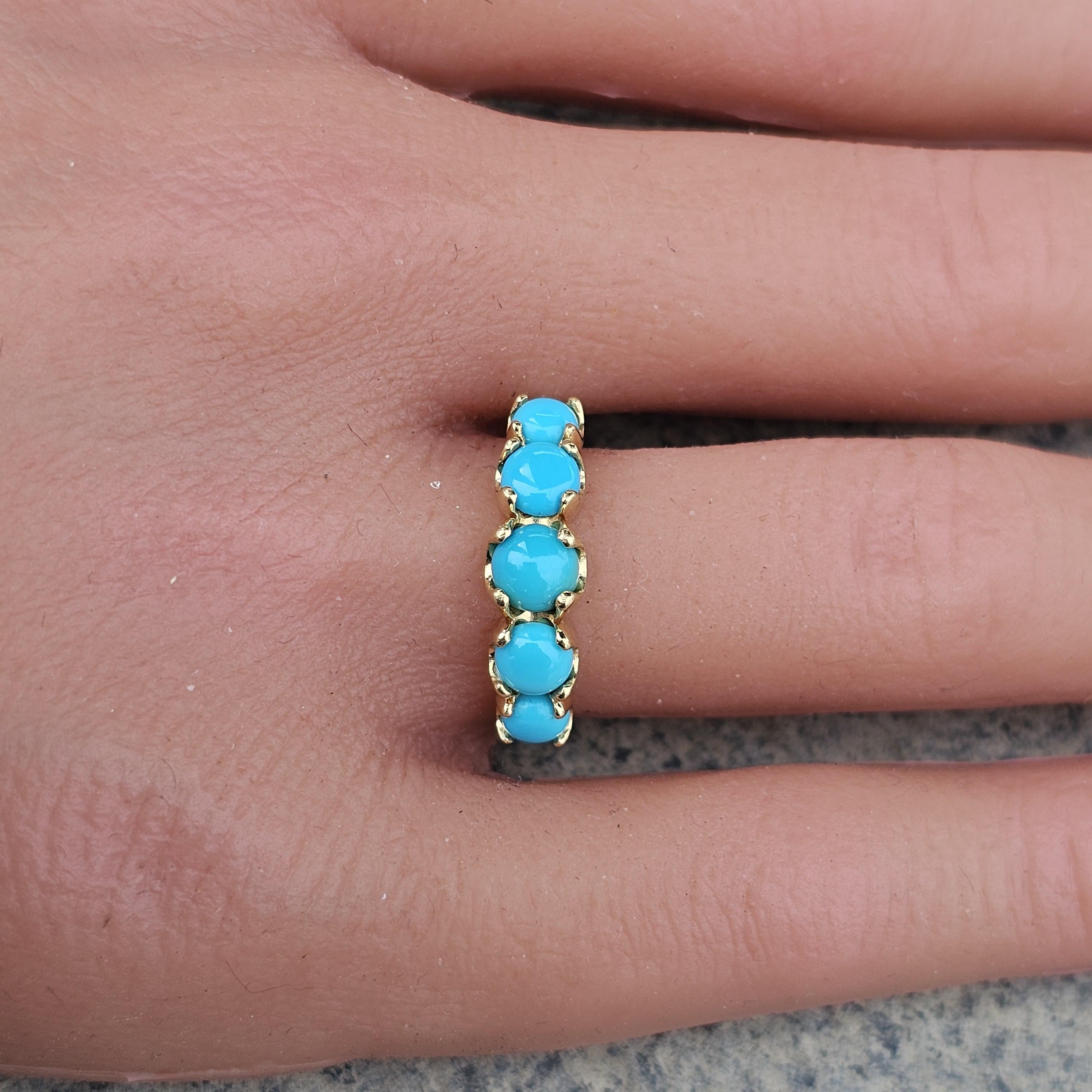 Ecco un anello di turchese Jennifer Meyer in oro giallo 18 carati, misura 7. Il prezzo attuale di vendita è di 2150 dollari. 

Questo pezzo presenta una serie di pietre di turchese blu tagliate a cabochon, elegantemente incastonate in una fascia