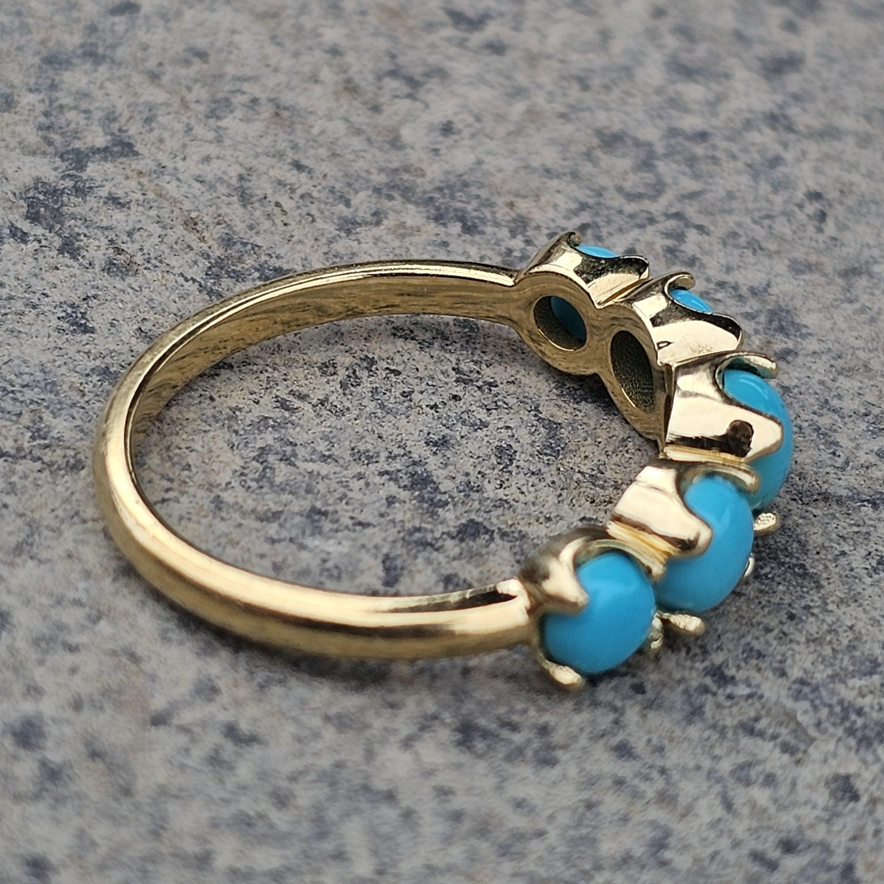 Cabochon Jennifer Meyer Anello con cabochon di turchese graduato in oro giallo 18k misura 7 in vendita
