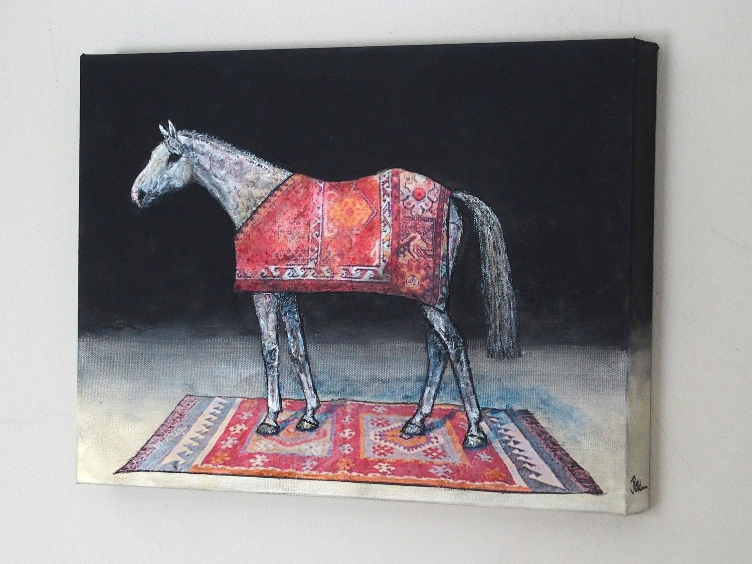 <p>Commenti dell'artista<br>Mescolando tradizione e immaginazione, l'artista Jennifer Ross ritrae un cavallo in piedi su un tappeto kilim, drappeggiato in un altro come coperta. L'animale si muove attraverso il tempo e la cultura, invitando lo