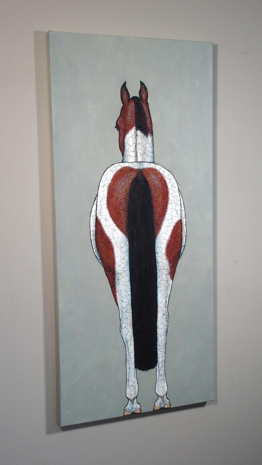 <p>Comentarios del artista<br />Las cáscaras de huevo marrón y blanca forman los tonos contrastados de un caballo Pinto, con una mancha de color en forma de corazón que simboliza el profundo vínculo entre el equino y su admirador. Con un giro de
