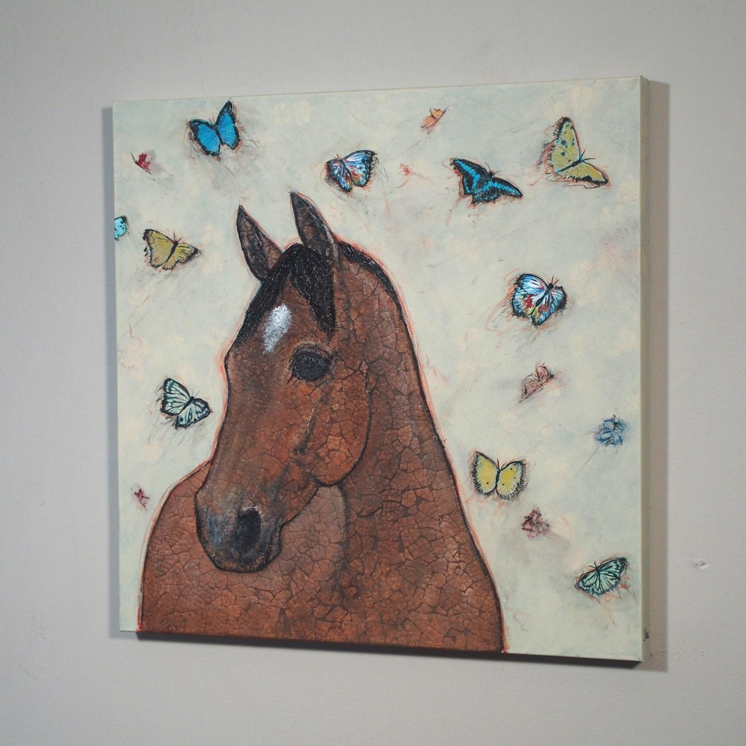 <p>Commenti dell'artista<br />Un ritratto contemplativo di un cavallo, delicatamente accentuato da farfalle alla deriva. L'artista Jennifer Ross utilizza la sua tecnica di collage a guscio d'uovo, che affonda le sue radici nell'arte giapponese del