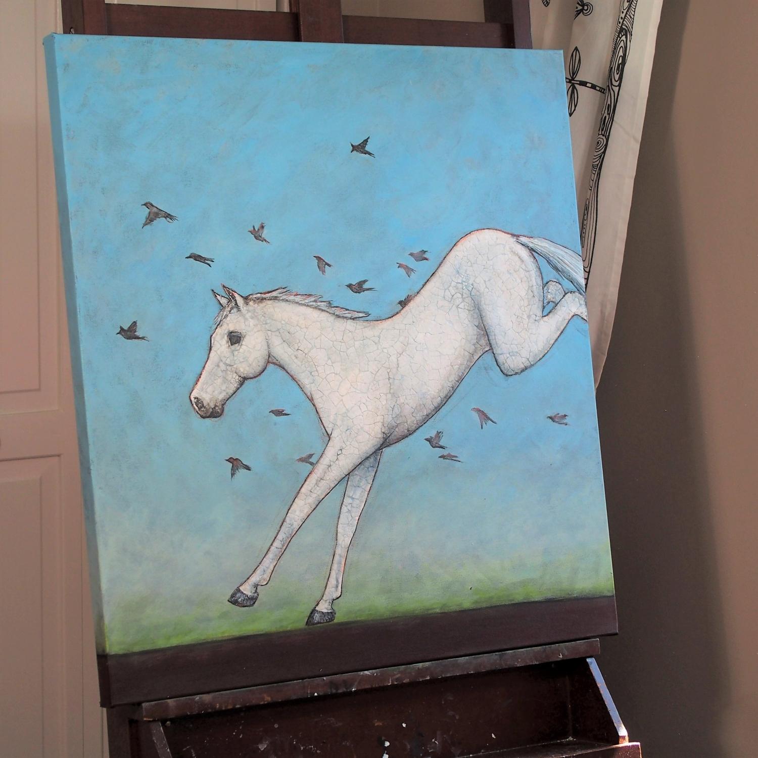 <p>Commenti dell'artista<br />L'artista Jennifer Ross mostra un maestoso ritratto di uno stallone bianco che scavalca un recinto. Parte della sua serie Kintsugi Horse, l'artista utilizza gusci d'uovo rotti e collagati per formare l'anatomia del suo