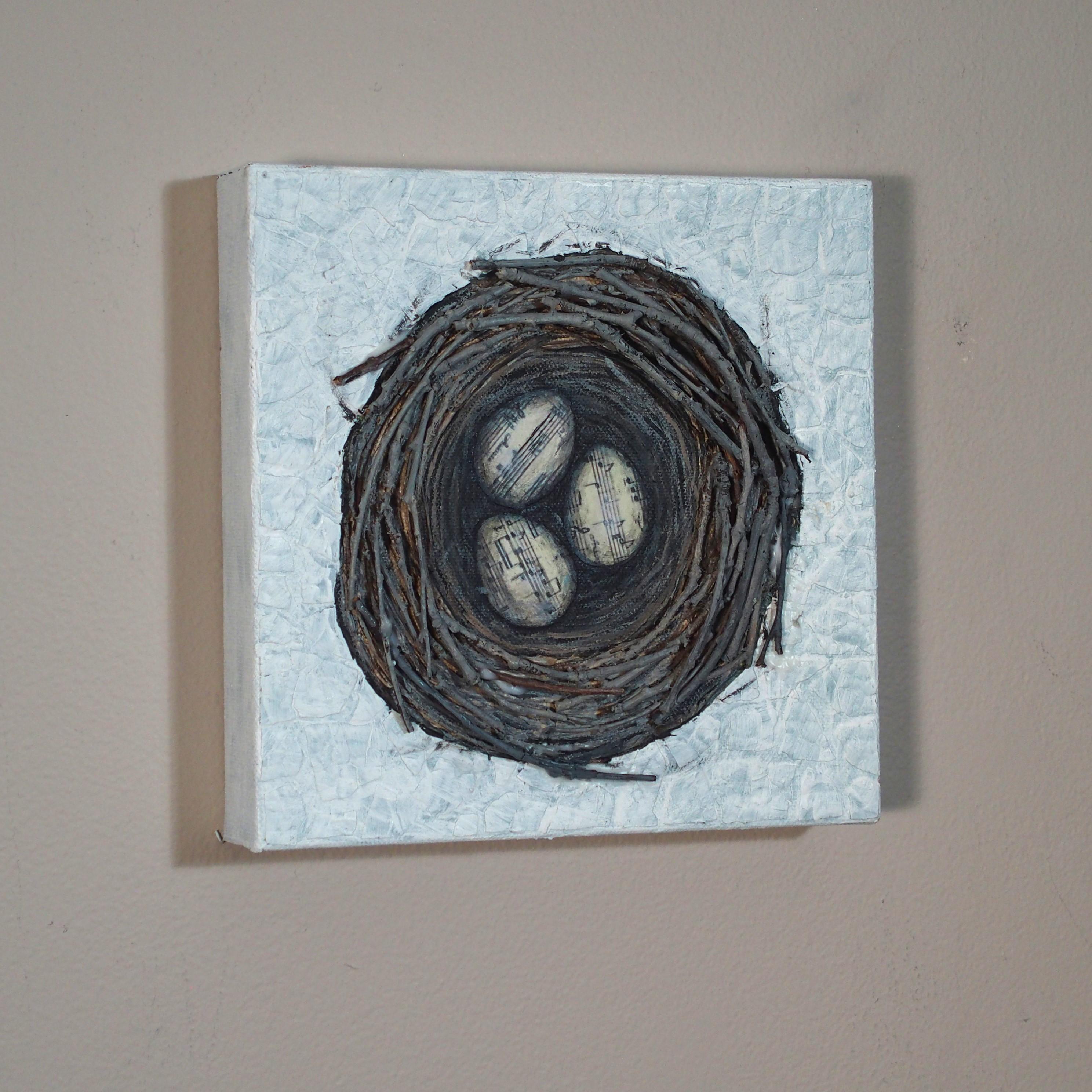 <p>Kommentare des Künstlers<br>Drei Singvogel-Eier liegen in einem sorgfältig geflochtenen Nest aus Zweigen, das mit Fragmenten von Notenblättern verziert ist. Ein Vorläufer der Melodien, die die jungen Vögel bald zwitschern werden. Diese