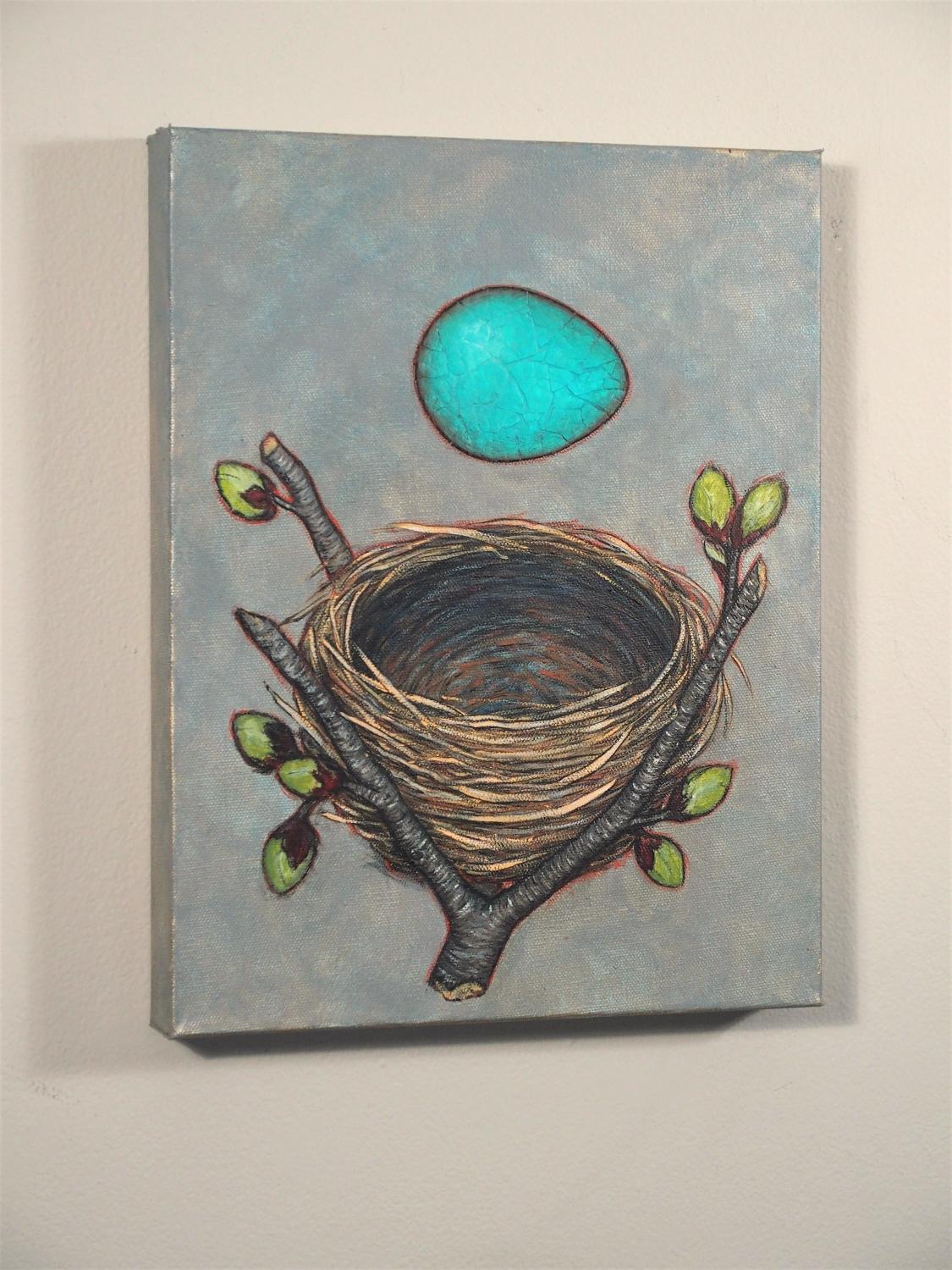 <p>Kommentare der Künstlerin<br>Die Künstlerin Jennifer Ross zeigt ein Ei in leuchtendem Türkis. Sie komponiert das frühlingshafte Werk mit ihrer charakteristischen Eierschalen-Collage. 