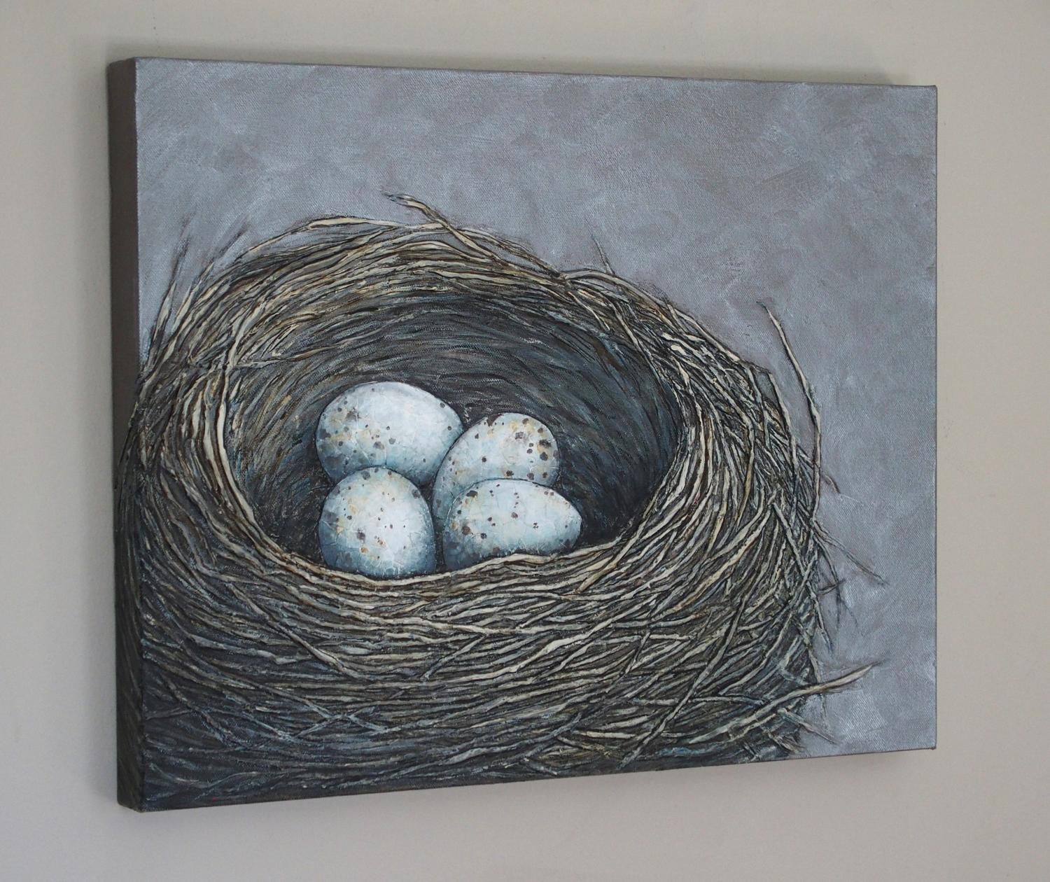 <p>Commenti dell'artista<br />Un delicato nido di uccello culla quattro uova maculate. L'artista Jennifer Ross ha incorporato la sua tecnica di guscio d'uovo in questo pezzo. Il mezzo gel utilizzato per le ciocche aggiunge consistenza e profondità