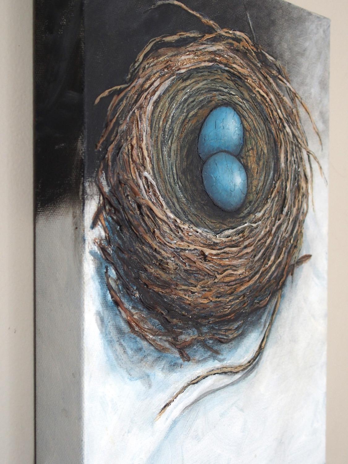 <p>Commentaires de l'artiste<br />Un nid abrite deux délicats œufs bleus dans cette peinture en techniques mixtes, symbolisant la sécurité, la connexion et l'attrait réconfortant de la chaleur et de la sécurité. L'artiste Jennifer Ross a utilisé des