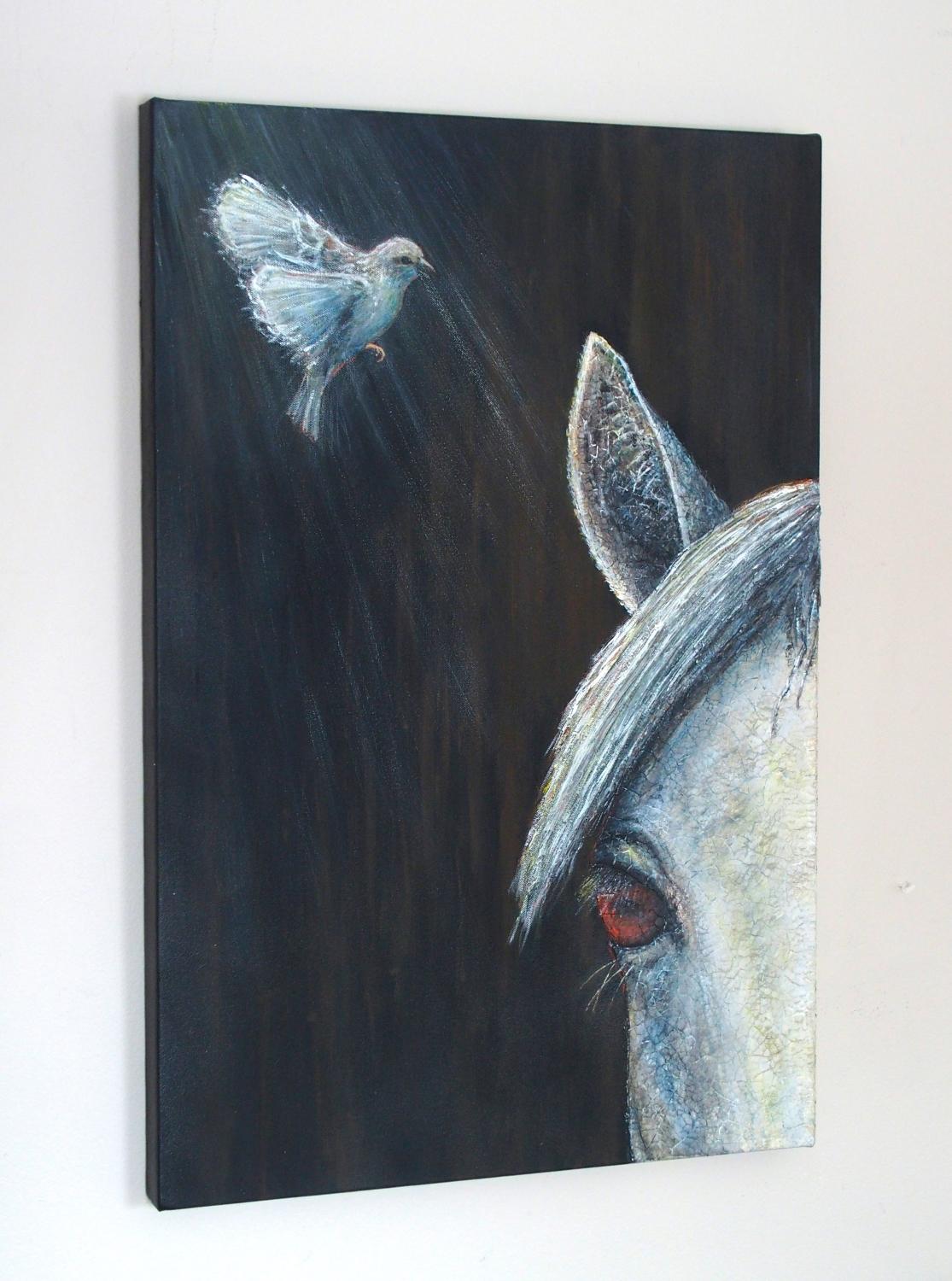 <p>Commenti dell'artista<br>L'artista Jennifer Ross cattura un momento di quiete con la sua tecnica di collage a guscio d'uovo. Un cavallo è pacificamente fermo mentre un delicato uccello svolazza sopra di lui, con le ali che brillano in una cascata