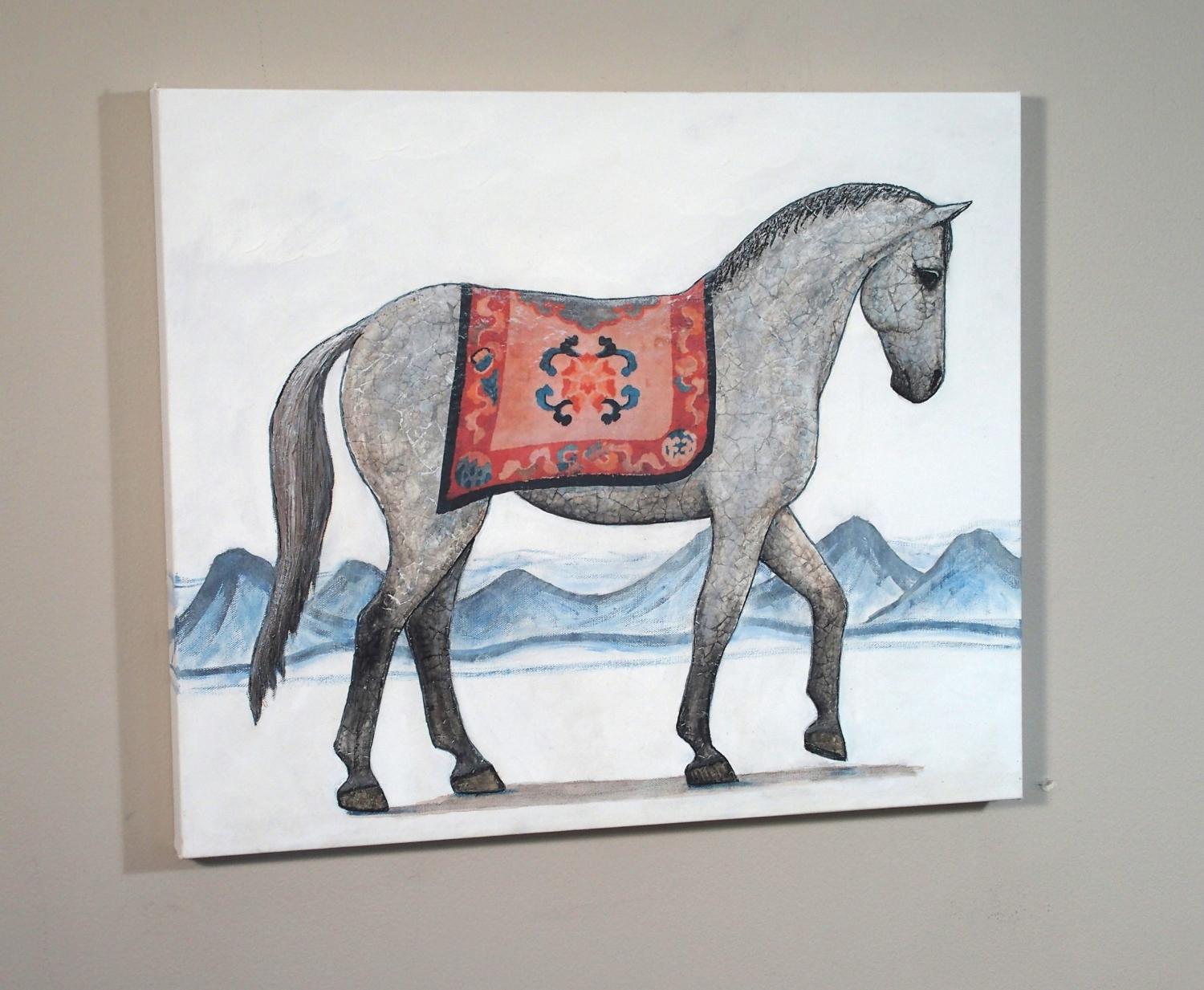 <p>Comentarios del artista<br />Envuelto en una manta de colores, un regio caballo camina decidido sobre un fondo de montañas lejanas. La artista Jennifer Ross creó la pieza utilizando fragmentos de cáscara de huevo, inspirándose en la técnica