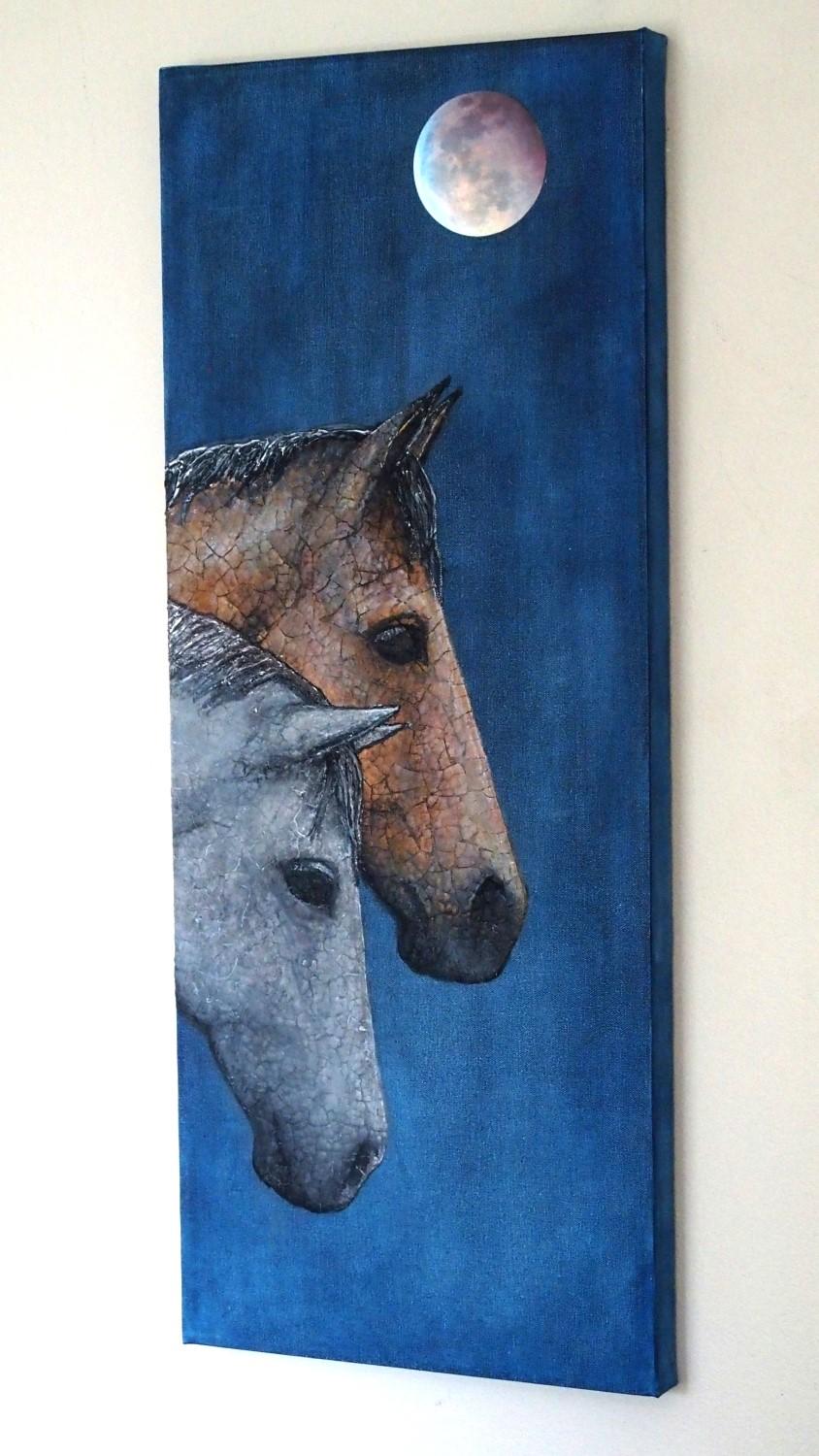 <p>Commenti dell'artista<br />Due cavalli si trovano fianco a fianco, immersi nel bagliore della luna piena. L'artista Jennifer Ross ha intitolato questo pezzo con l'espressione 