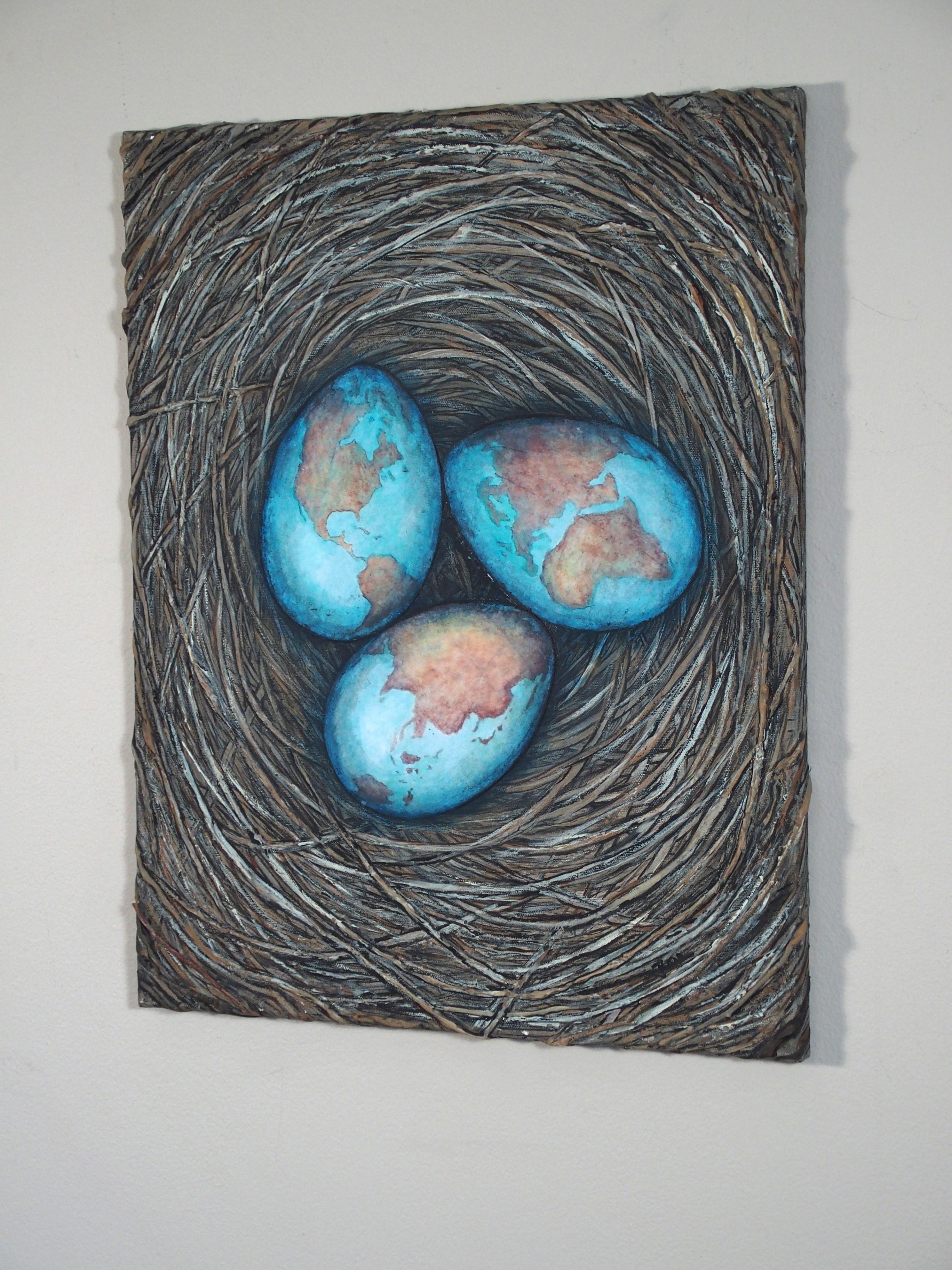 <p>Commentaires de l'artiste<br>La composition mêle des éléments de la nature et de la psychologie avec de la peinture et des brindilles formant un nid. Un collage de cartes géographiques peintes à la main décore la surface des œufs. Il se penche