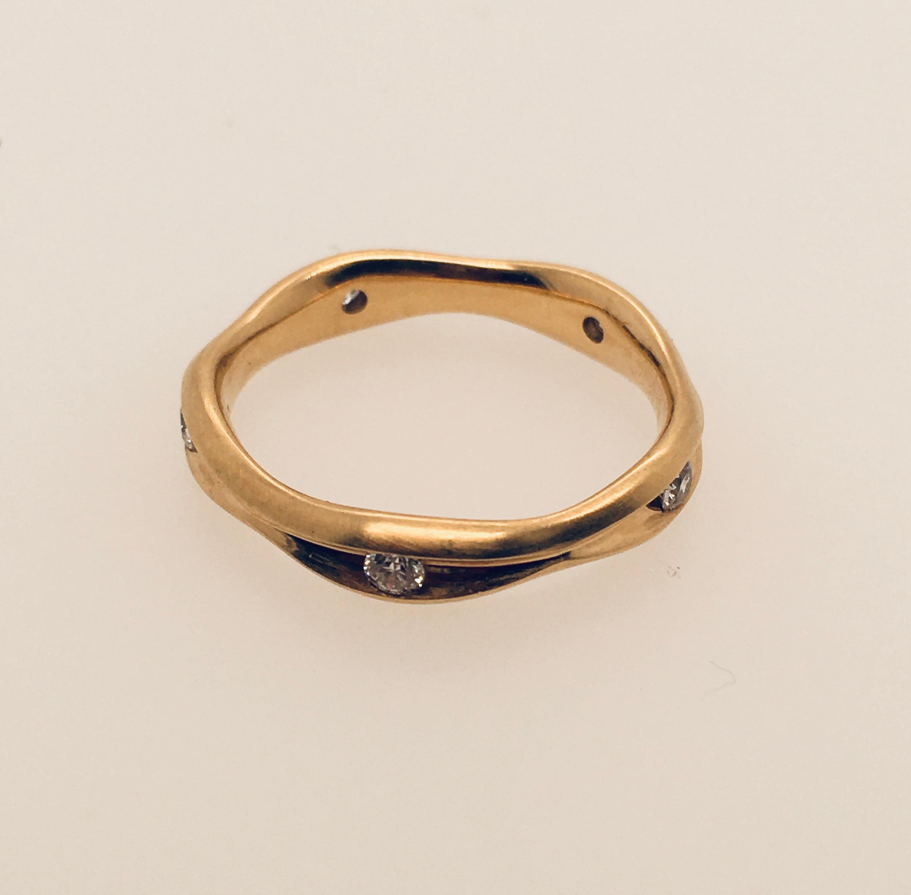 JENNIFER SHIGETOMI   Ring mit fünf in Gold Satin gefassten Diamanten in Wellenform mit fünf Kanten (Rundschliff) im Angebot