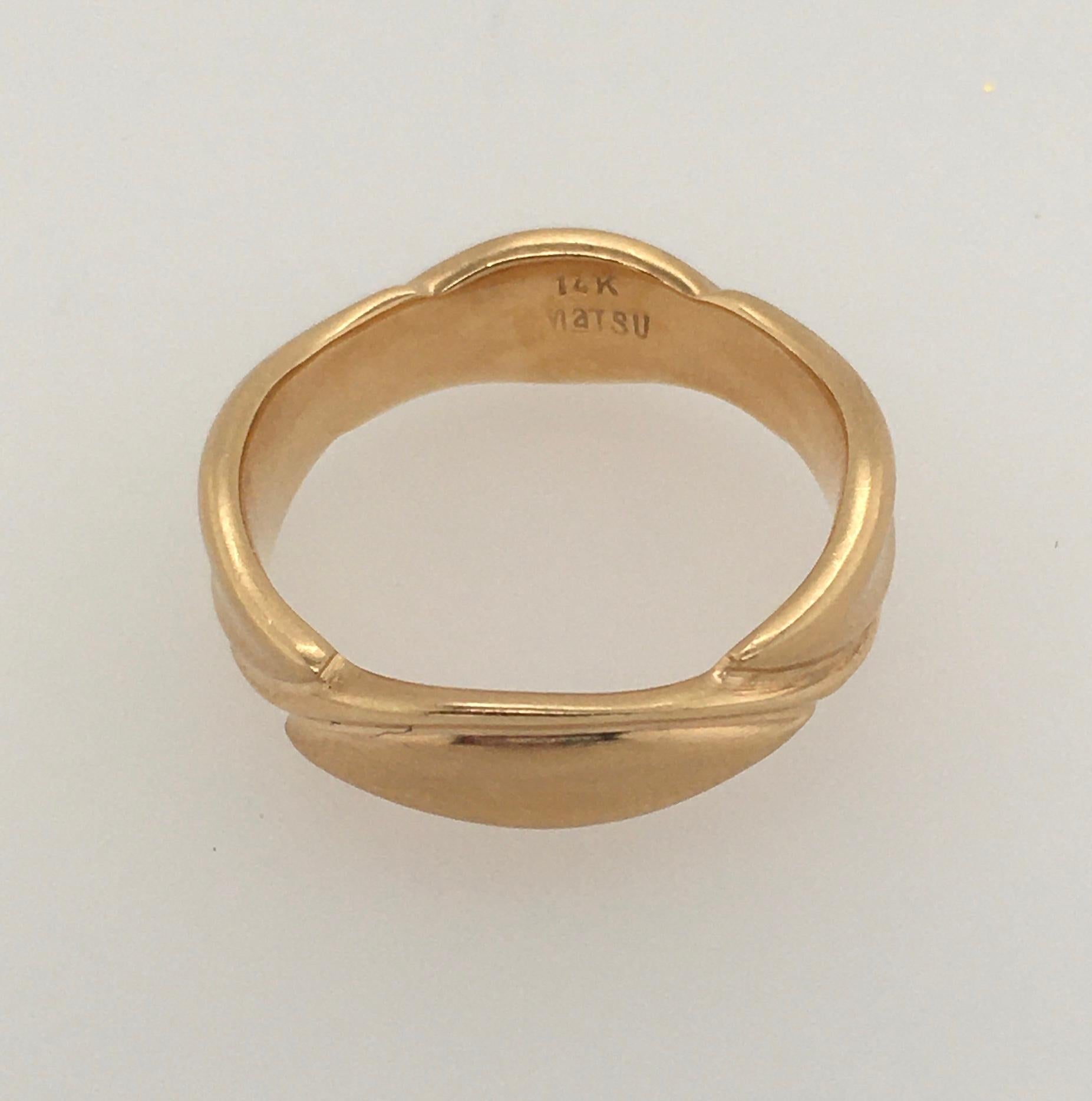 JENNIFER SHIGETOMI Stilisierter Guinevere-Ring aus Blattgold und Vine-Satin im Angebot 3