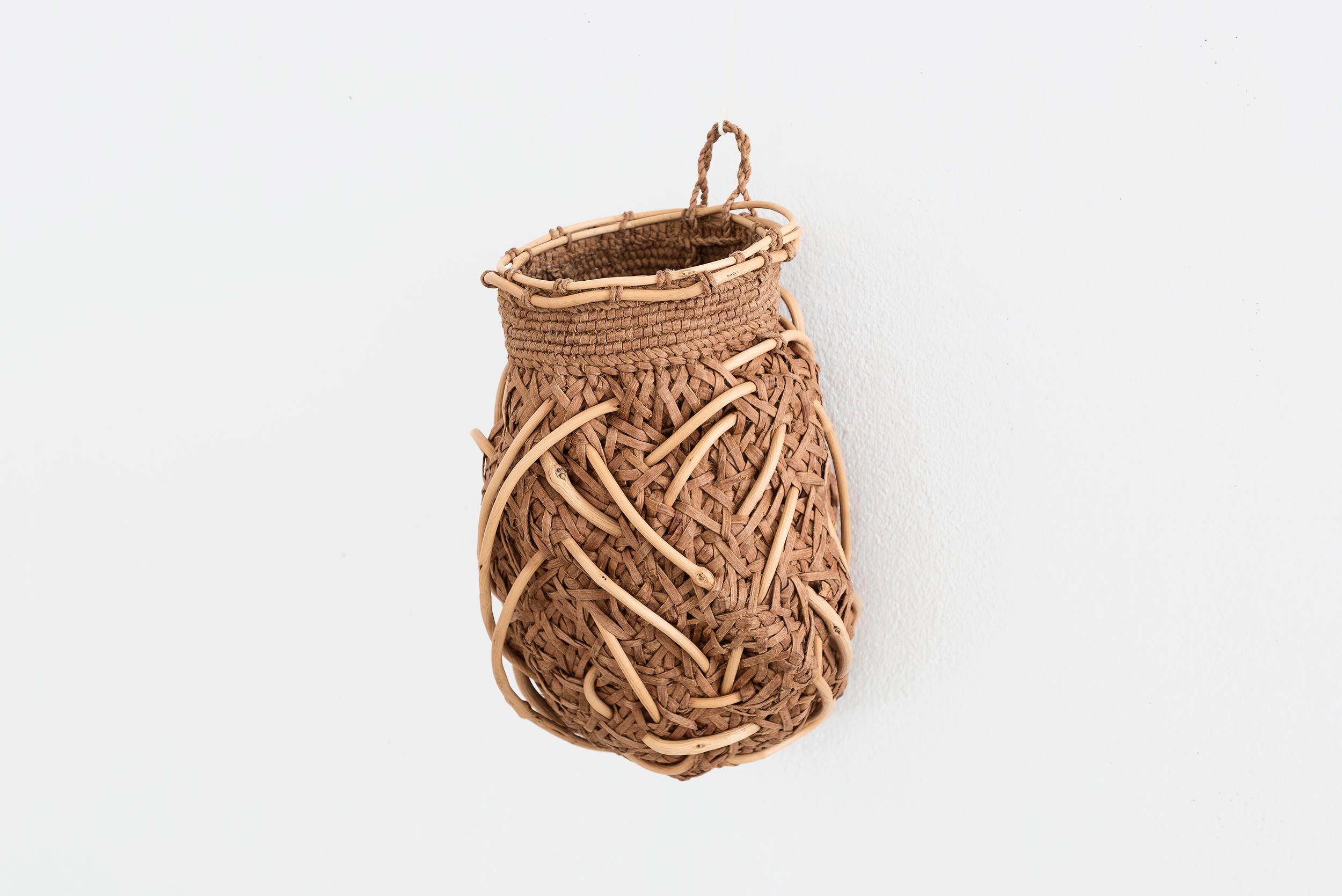 Jennifer Zurick
Manufactured by Jennifer Zurick
Produced in exclusive for SIDE GALLERY
Kentucky (USA), 2019

Nesting instinct
Willow bark, honey suckle vine
Measurements: 13 cm x 13 cm x 20 H cm

Jennifer Zurick is a self-taught artist