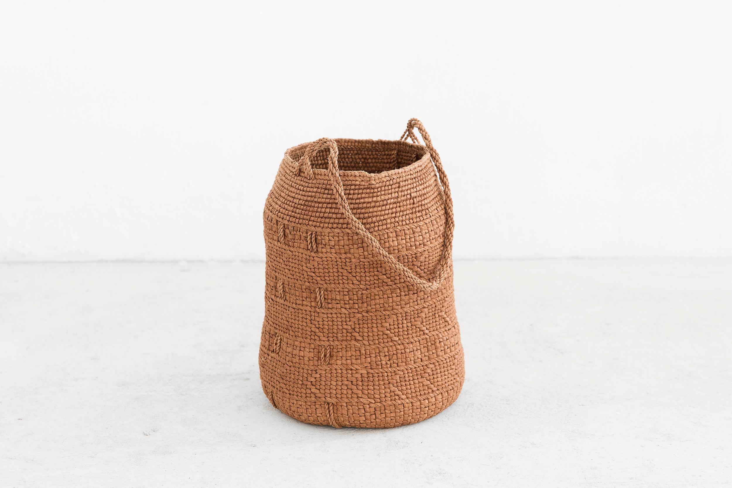 Jennifer Zurick UNTITLED #719, Basket, Willow Bark, American Contemporary Crafts In New Condition For Sale In Barcelona, ES