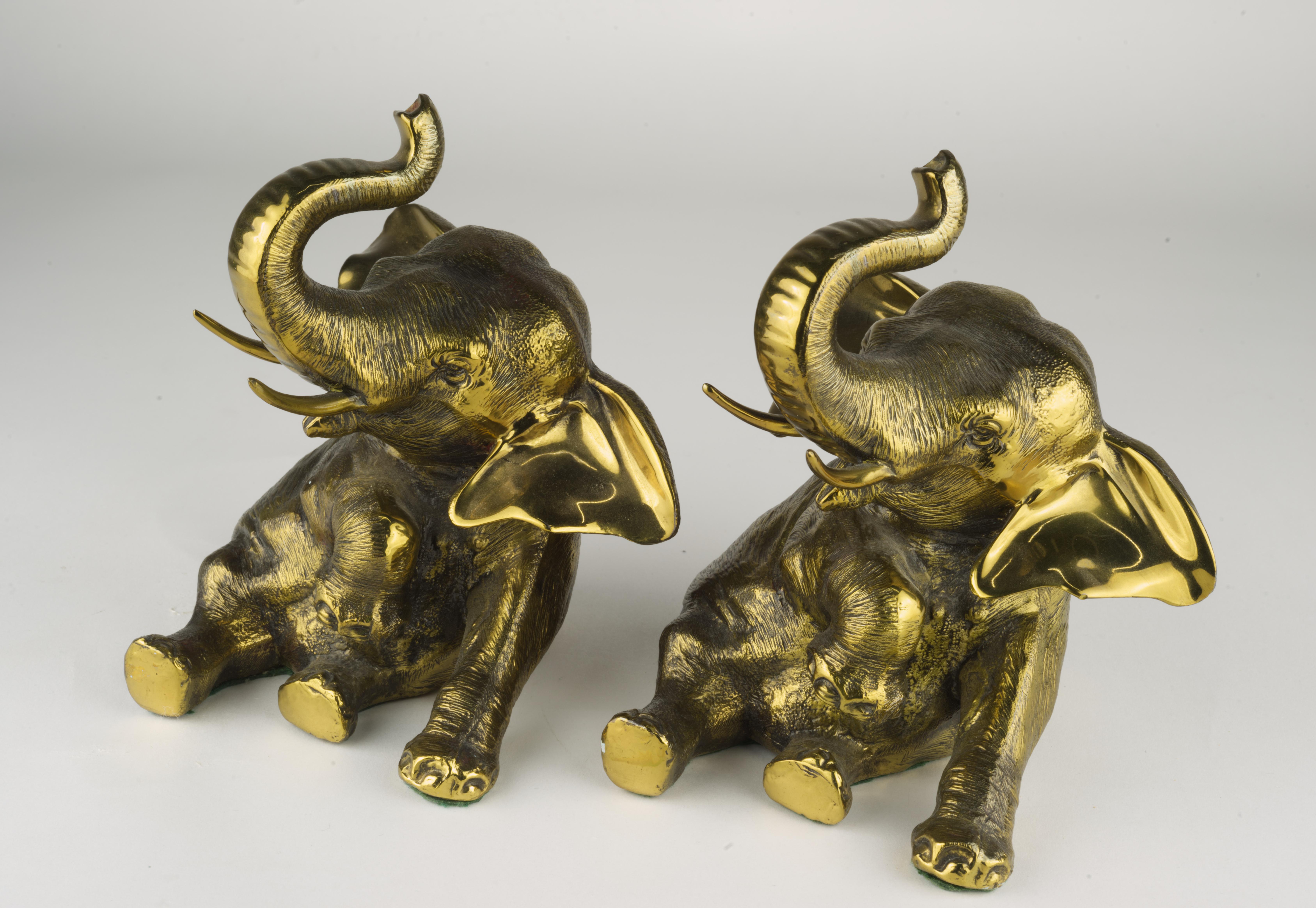  Das seltene Paar Elefanten-Buchstützen aus Bronze wurde von Jennings Brothers in den 1920er-1930er Jahren hergestellt. Beide Stücke haben ihre schöne Patina und die originalen Filzböden behalten. Jedes Stück ist auf der Unterseite unter dem Filz
