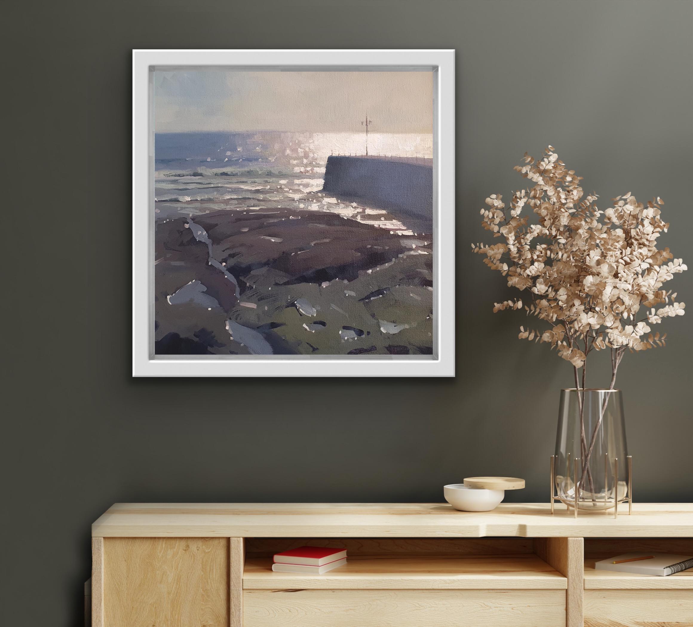 Porthleven Light, quadro contemporaneo in stile realista, opera d'arte sul mare del Regno Unito - Painting di Jenny Aitken