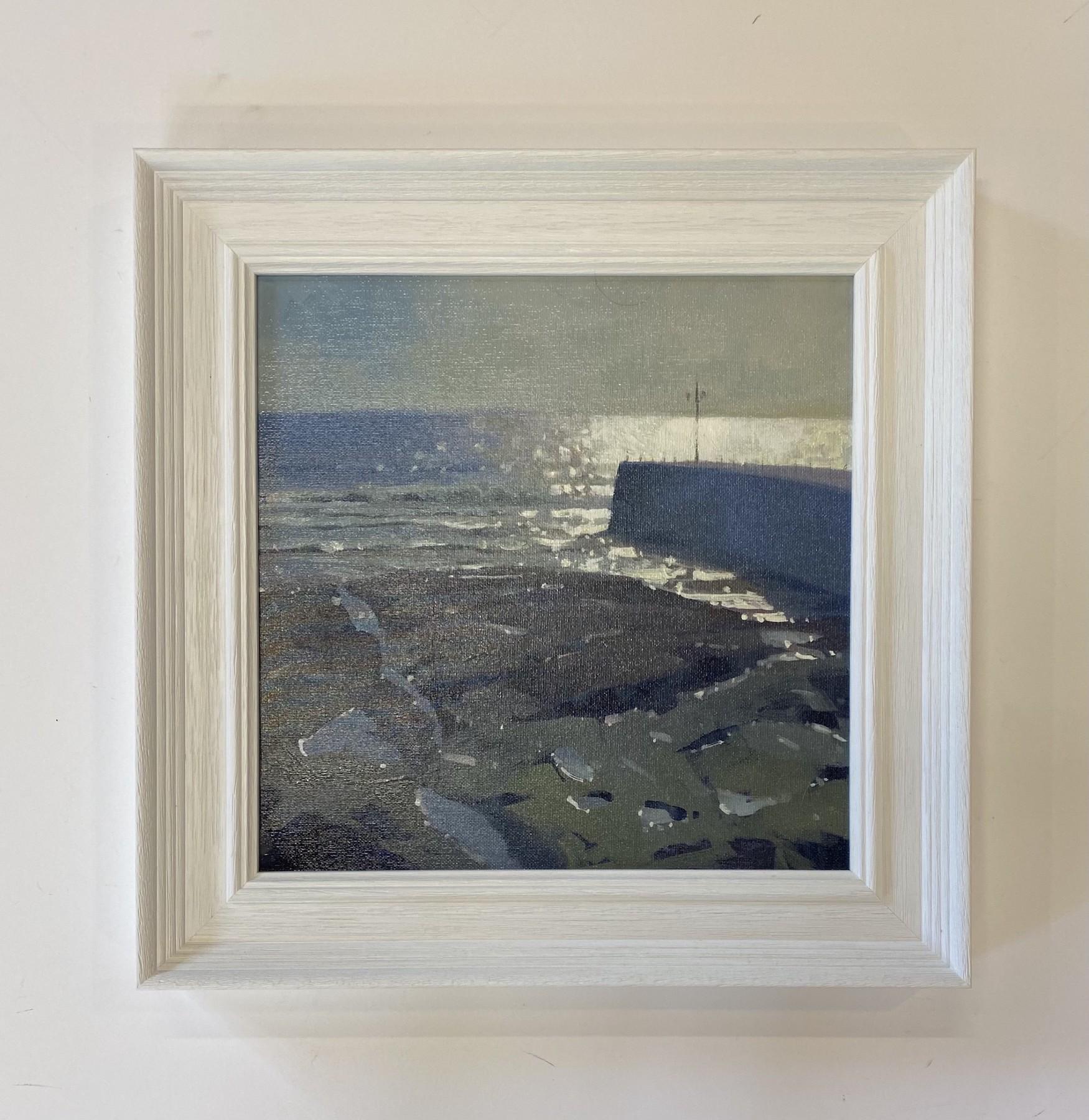 Porthleven Light, quadro contemporaneo in stile realista, opera d'arte sul mare del Regno Unito - Painting Contemporaneo di Jenny Aitken