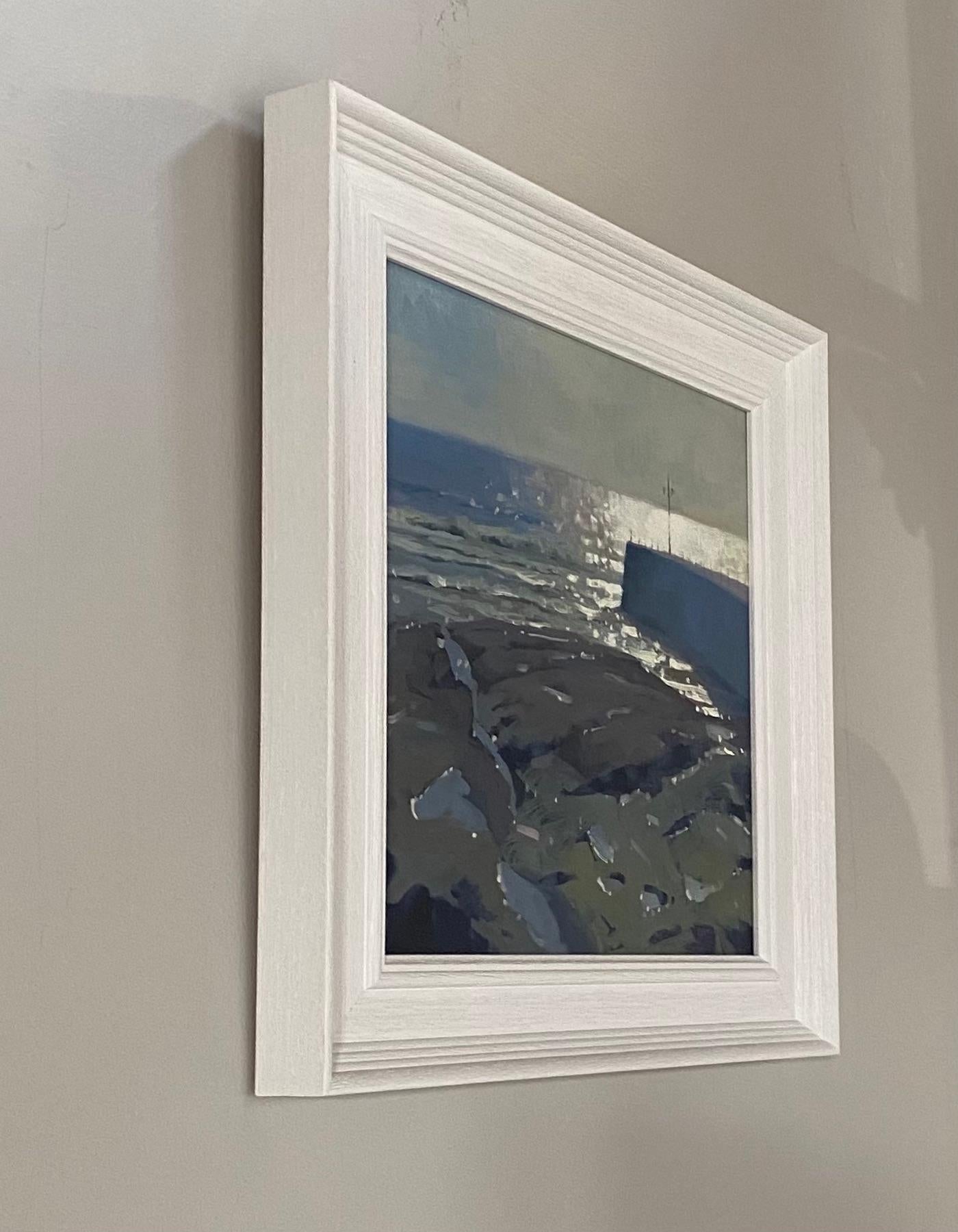 Porthleven-Leuchte, zeitgenössisches Gemälde im realistischen Stil, britische Meereslandschaft (Grau), Still-Life Painting, von Jenny Aitken