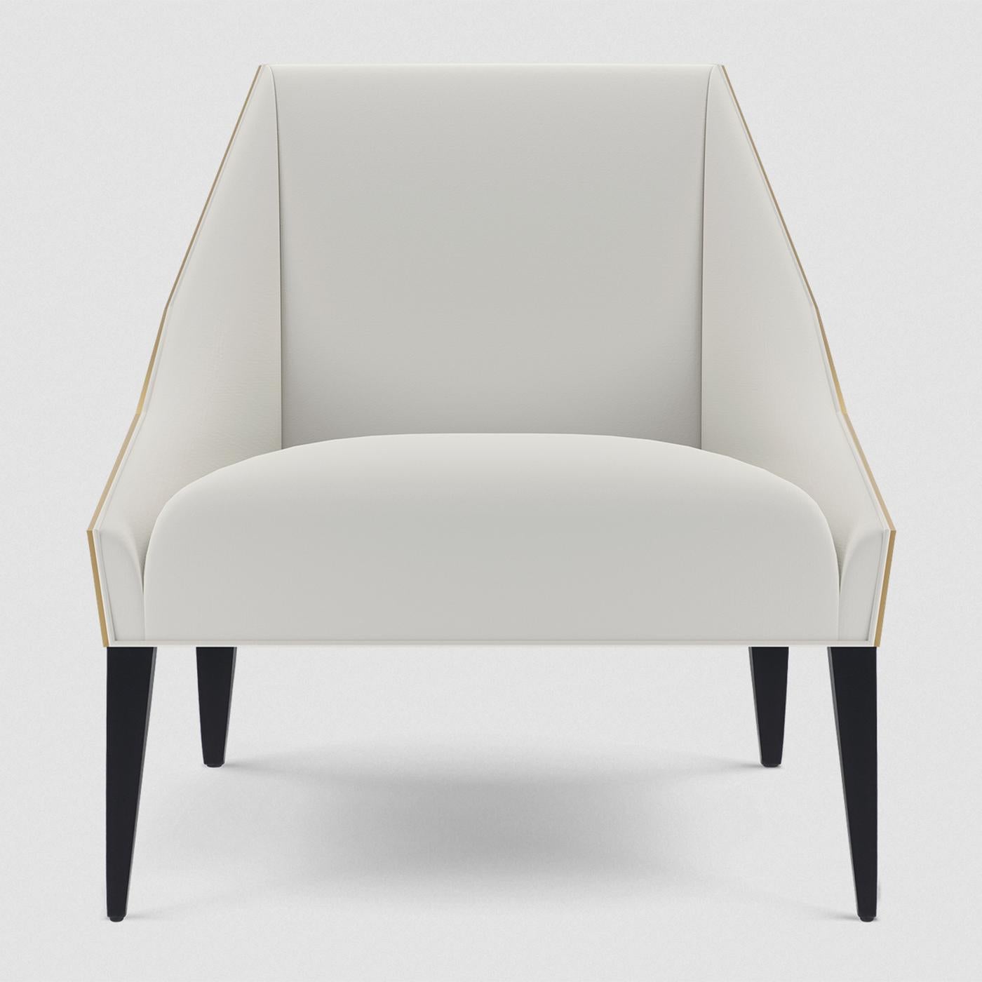 Armchair Jenny with structure in solid mahogany wood,
upholstered and covered with high quality pearl velvet
fabric. With seat back in hand painted gold leaf finish and
with feet in black satinated mahogany wood.
Also available with other